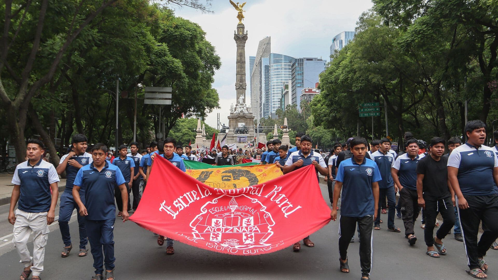 Caso Ayotzinapa: Normalistas Marchan sobre Reforma por 43 Estudiantes Desaparecidos