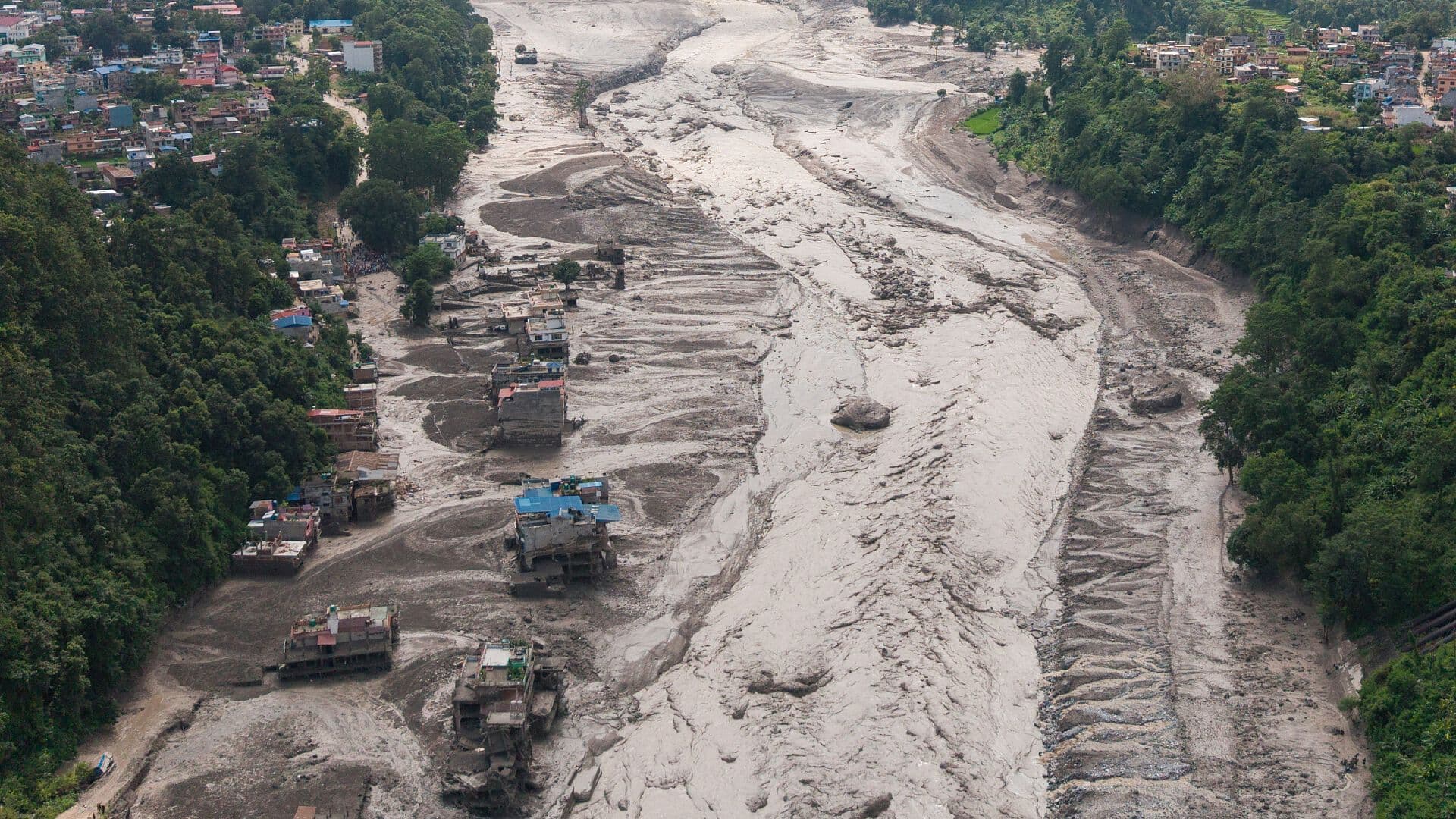 Riada en Nepal: Buscan a Turistas Desaparecidos tras Avalancha de Lodo y Escombros