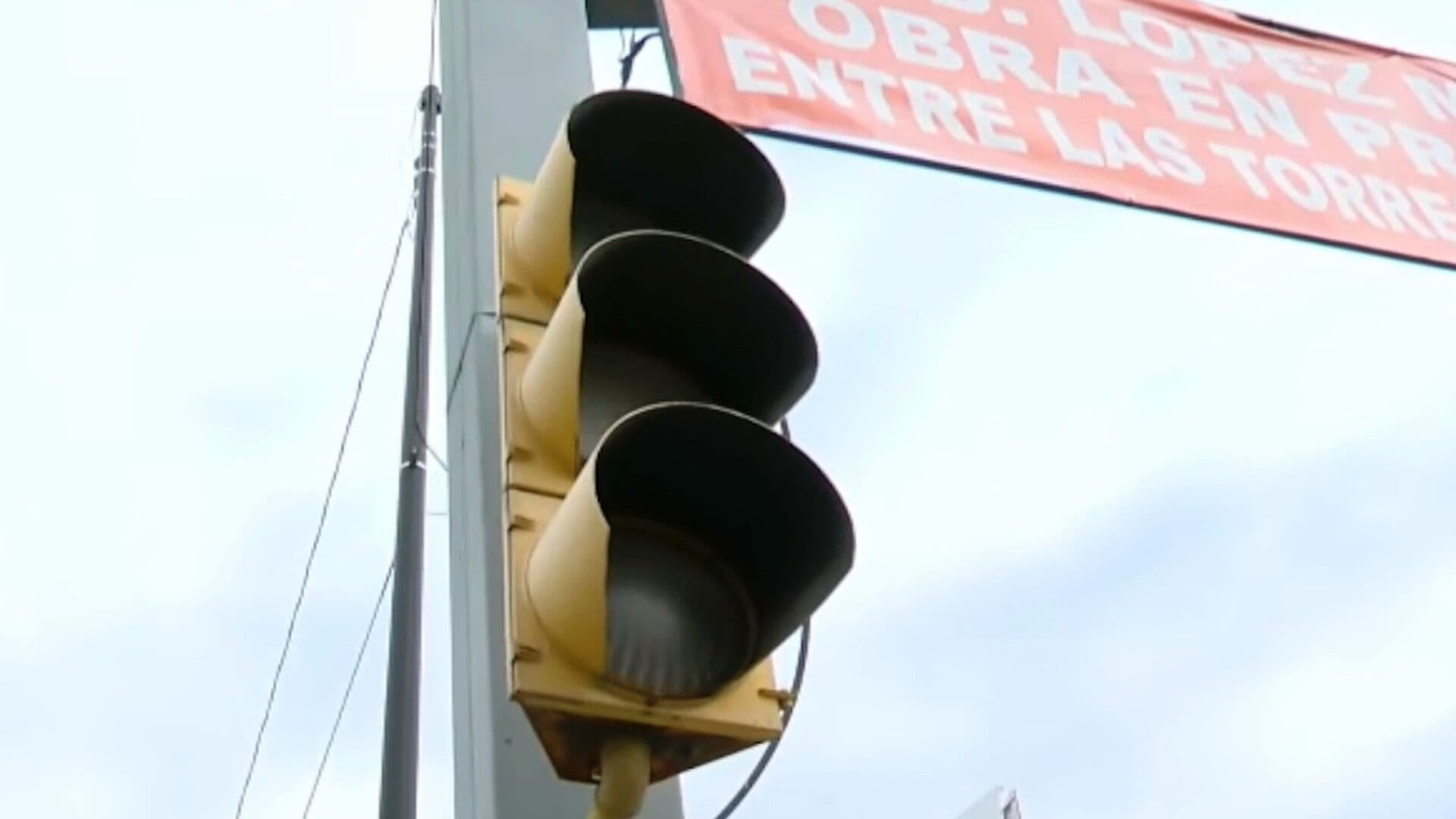 Hombres Roban Cables de Semáforos en la Madrugada en el Torres Landa en León