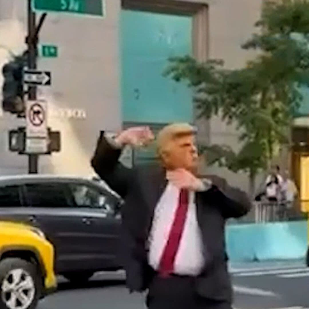 Falso Donald Trump Saluda a la Gente en NY