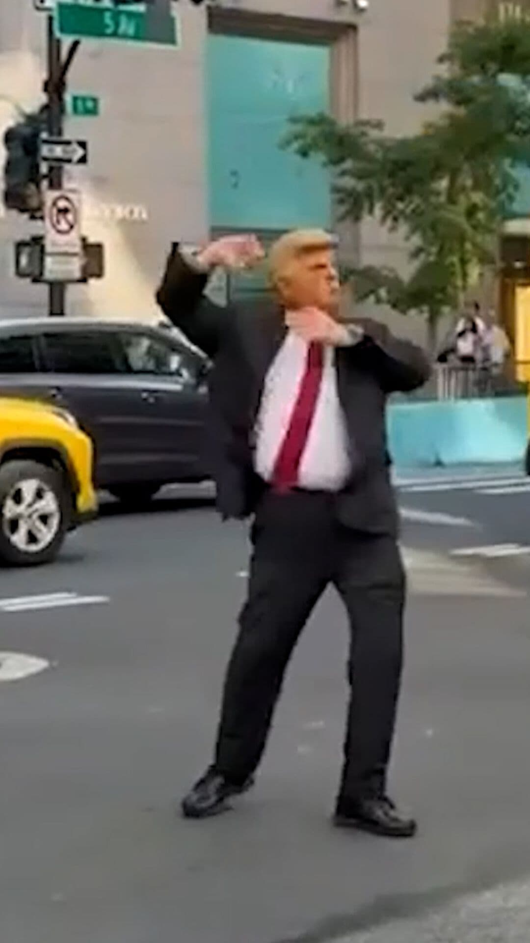 Falso Donald Trump Saluda a la Gente en NY