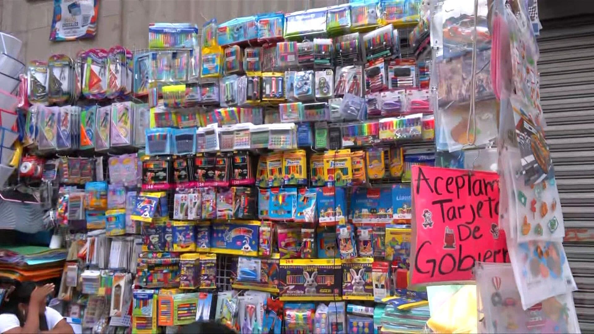 Familias Abarrotan la Calle Mesones en la CDMX para Surtir Útiles del Ciclo Escolar 2026-2027