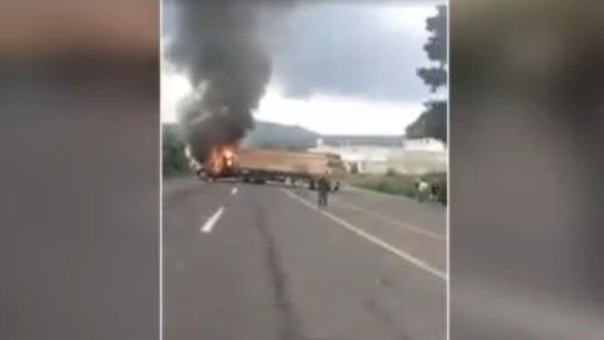 Queman Camión de Madera en Carretera Pátzcuaro-Santa Clara en Michoacán