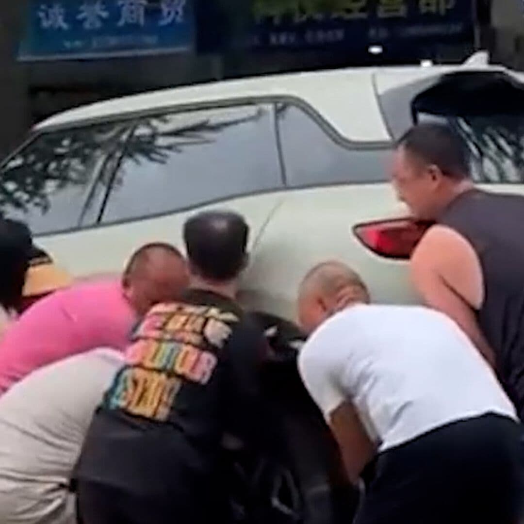 Multitud Saca a Adolescente de Debajo de Camioneta