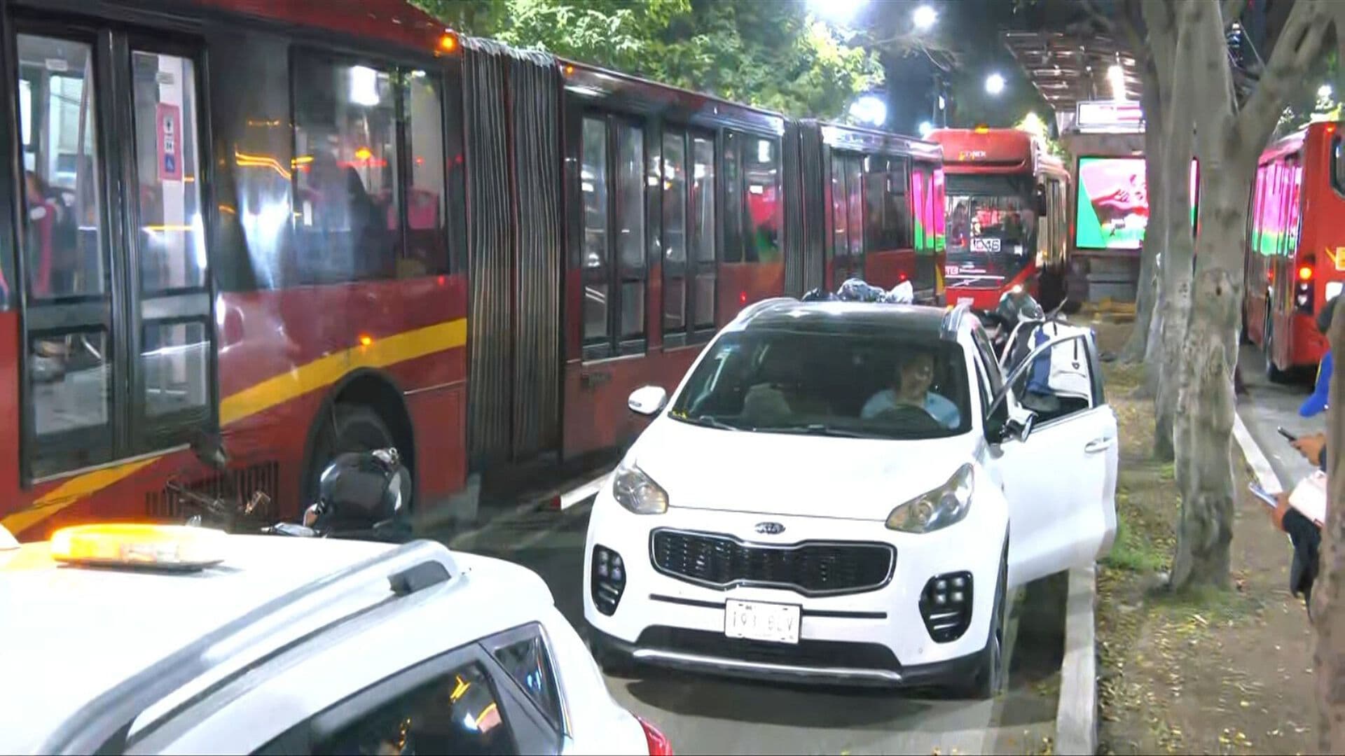 Camioneta Choca contra el Metrobús en la Roma y Detiene Tránsito en Insurgentes