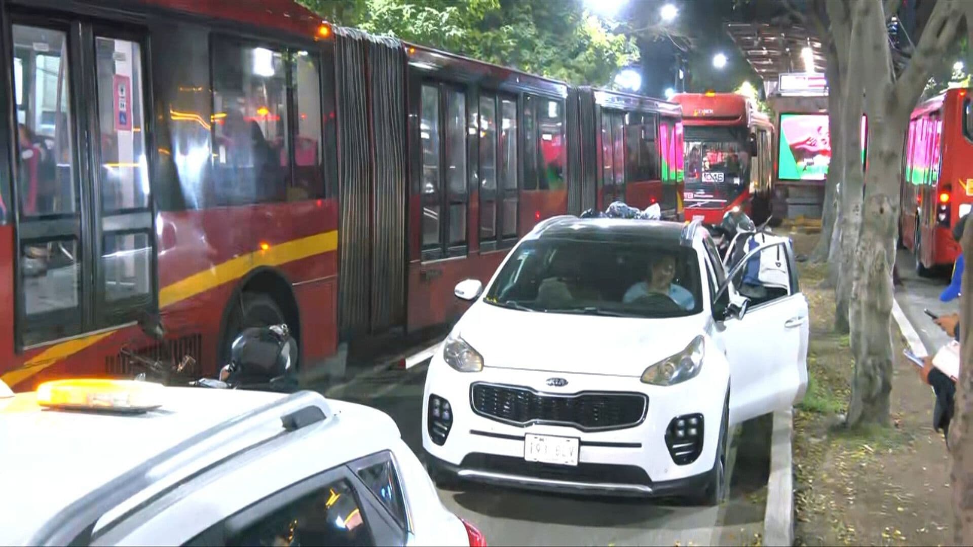 Camioneta Choca contra el Metrobús en la Roma y Detiene Tránsito en Insurgentes