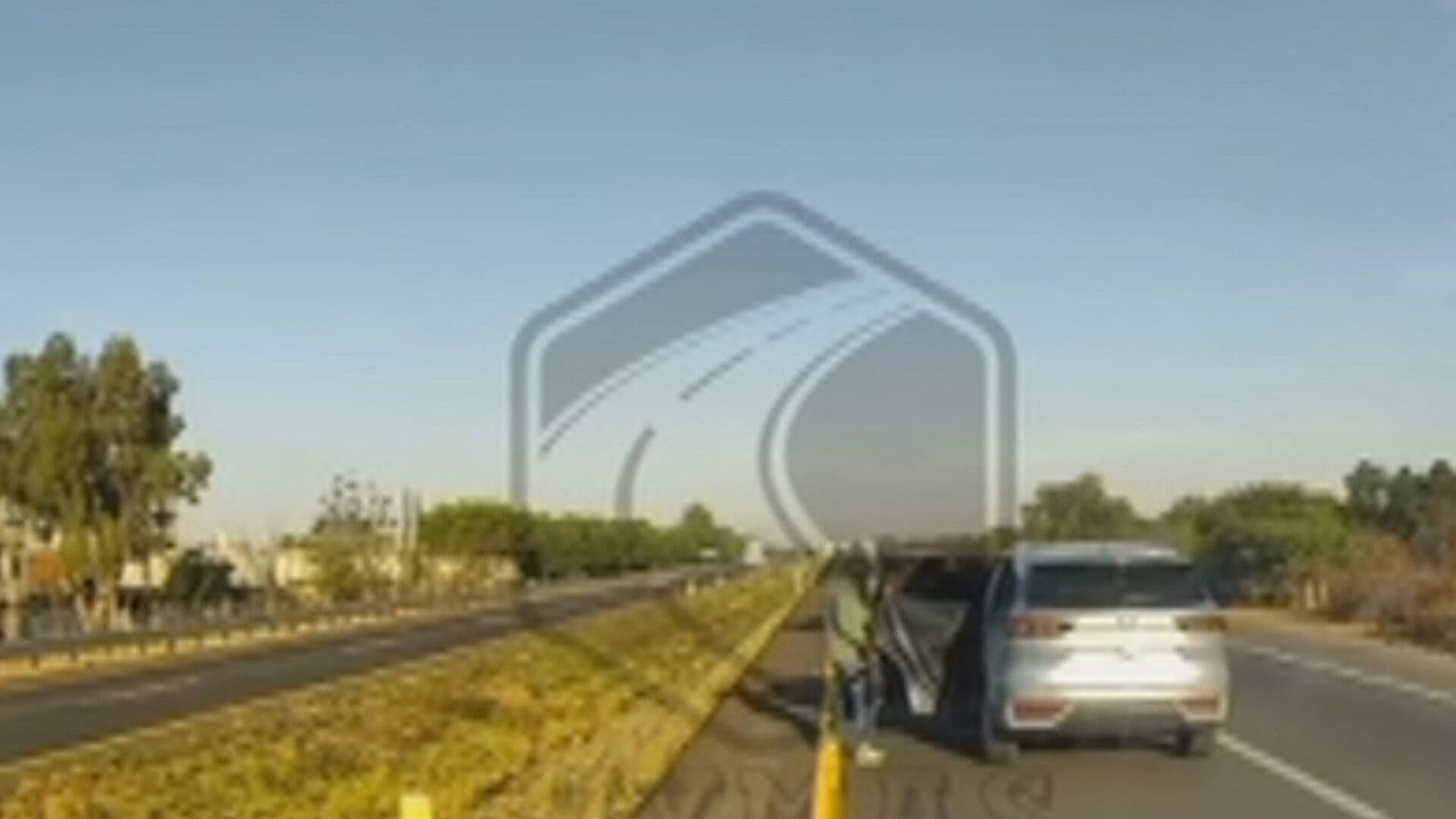 Hombres Armados Detienen Tráfico y Roban Camioneta de Lujo en Autopista de Guanajuato