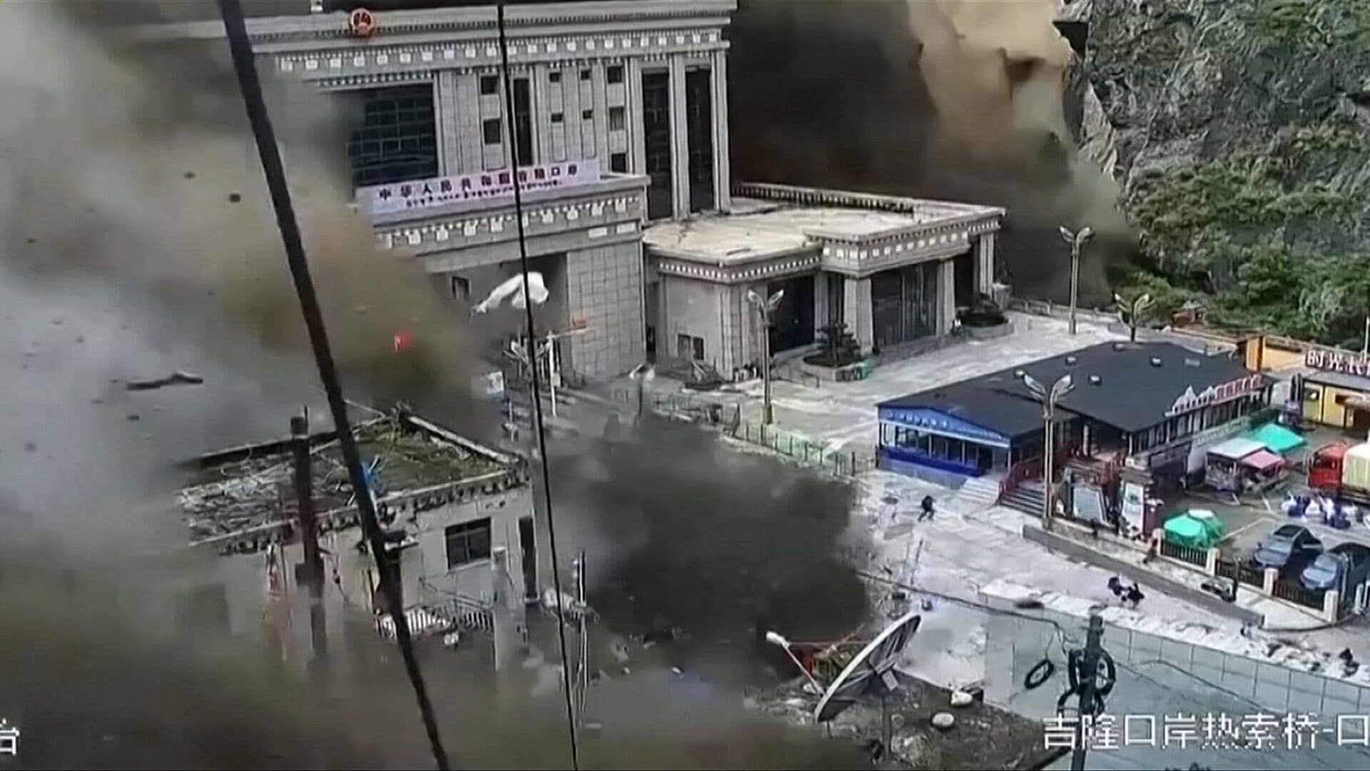Videos: Así Ocurrió la Riada y Deslaves en Frontera Nepal-China; Hay 160 Muertos