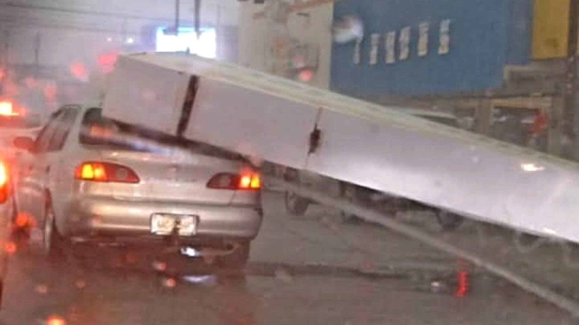 Video: Viento Tira Espectacular y Cae Encima de Auto en Guamúchil, Sinaloa
