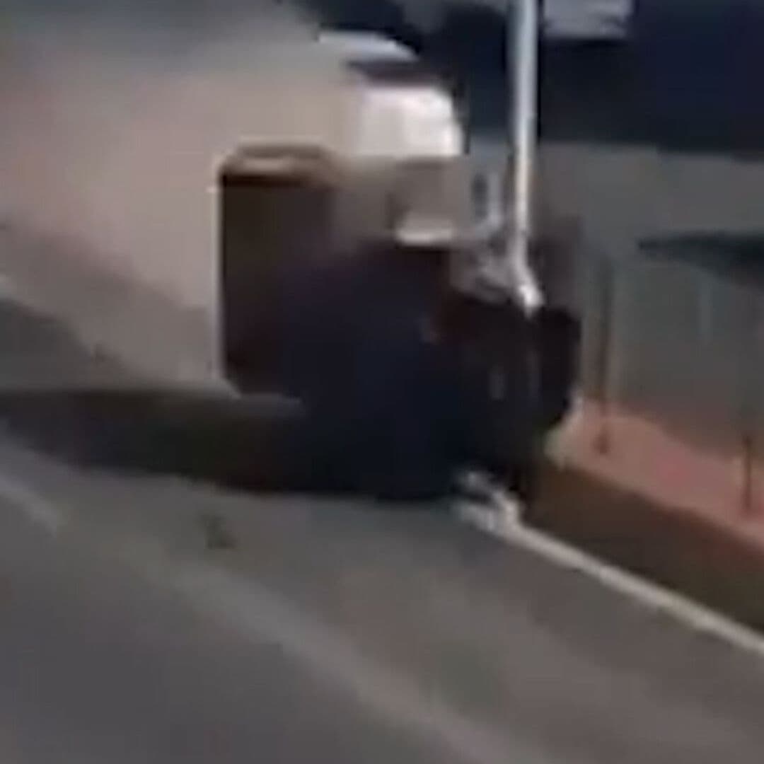 Choque Causa Volcadura de Camioneta