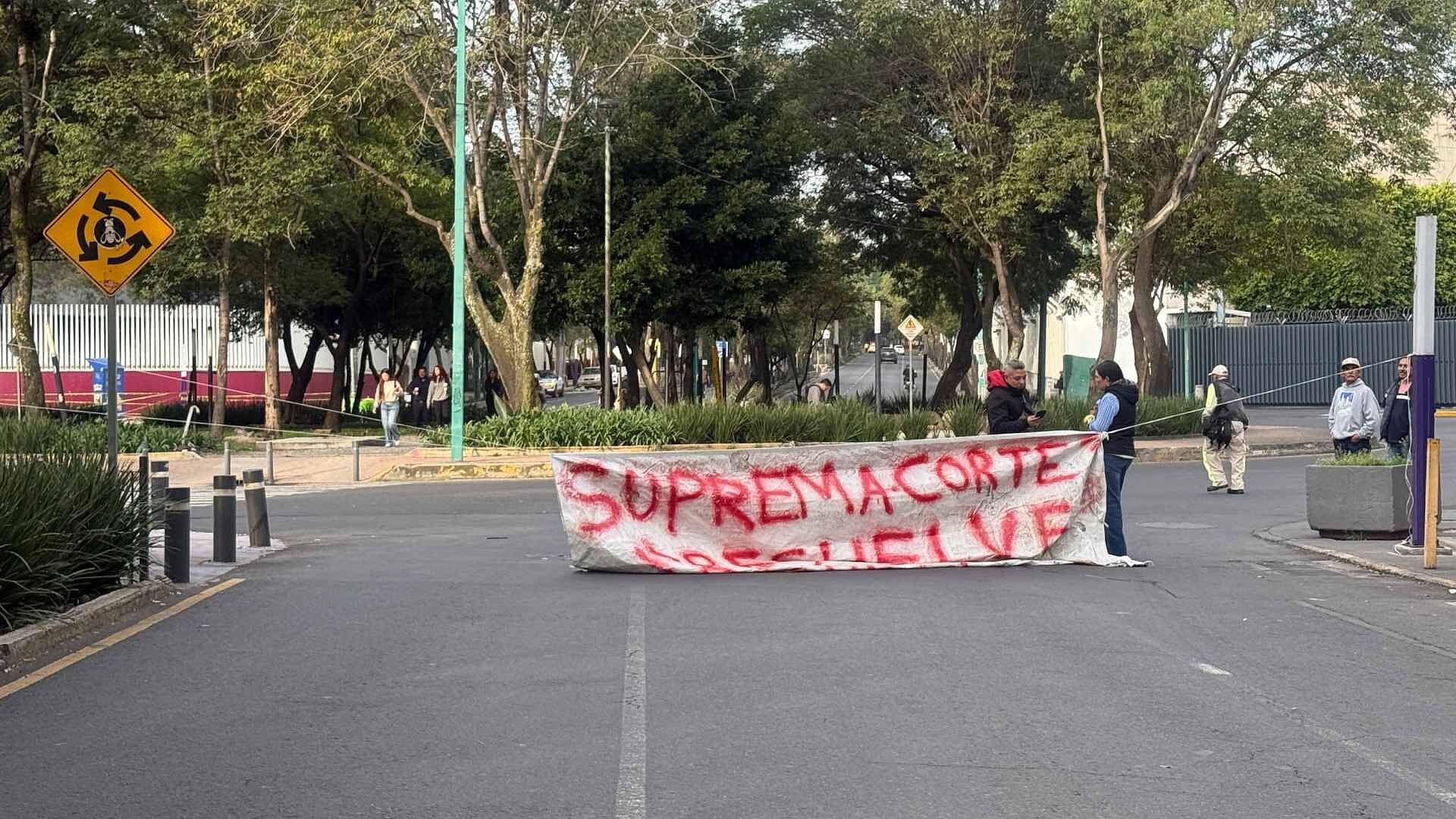 Manifestantes Bloquean Calzada Legaria, CDMX
