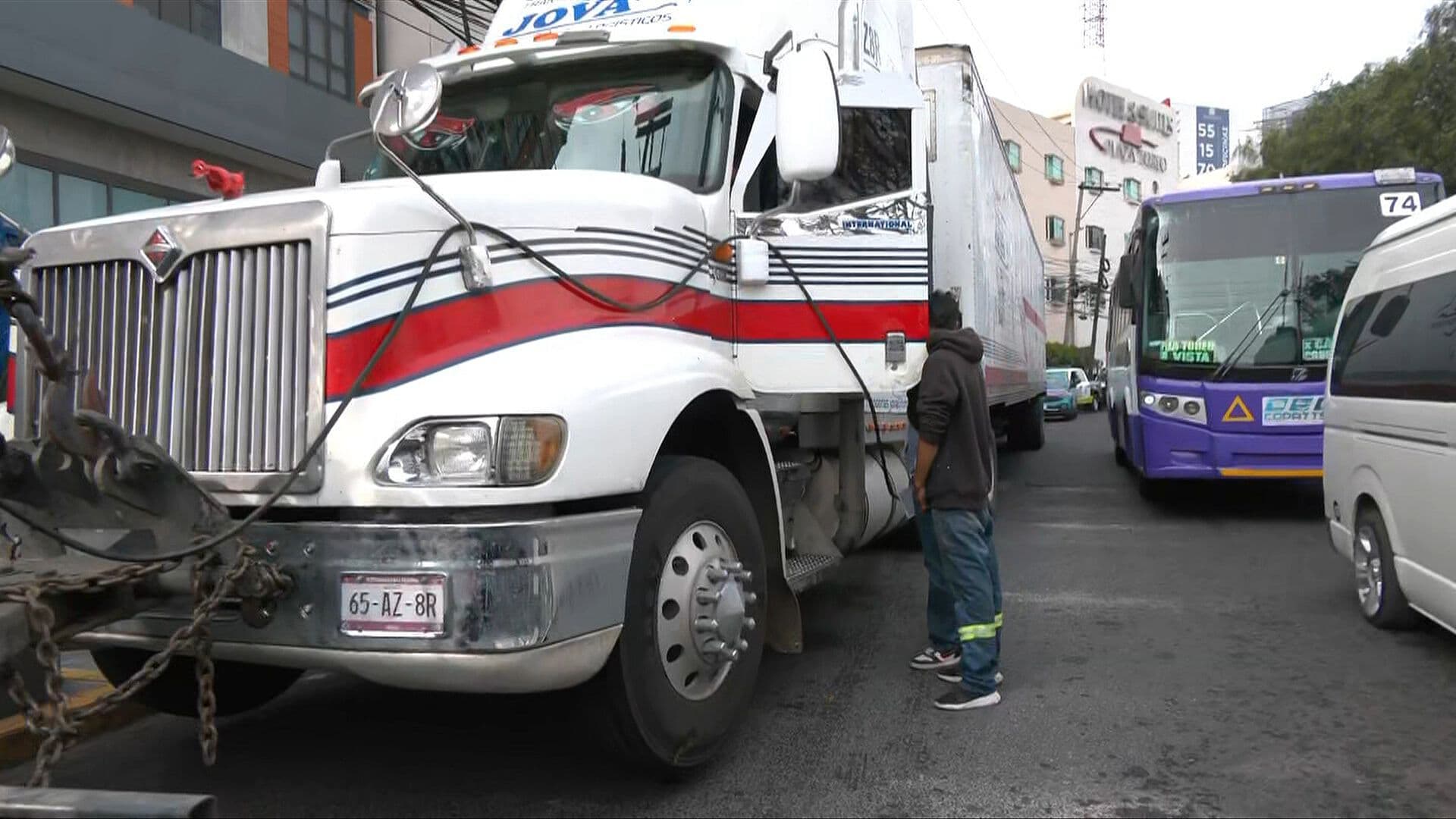 Diésel Derramado por Tráiler Provoca Accidente en Naucalpan, Edomex