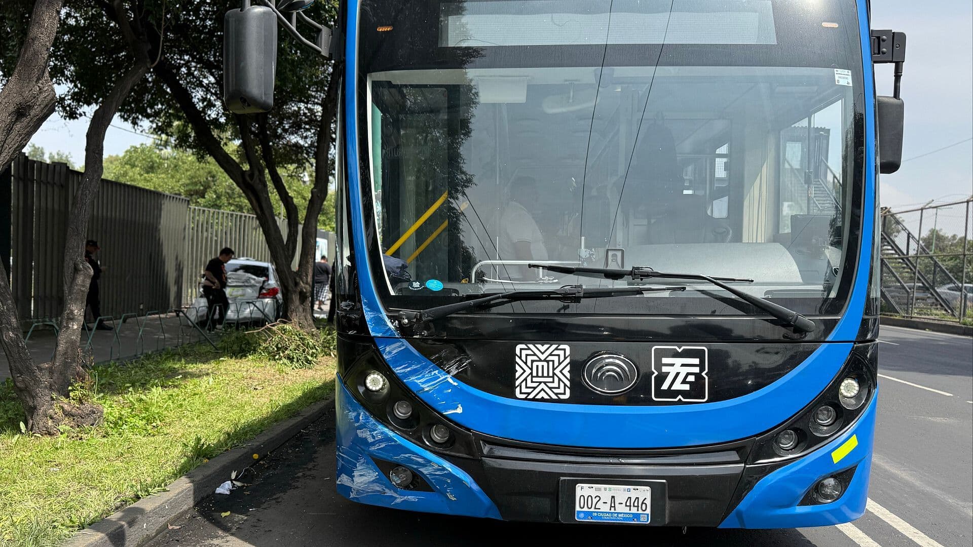 Así Quedó el Taxi que Chocó con Trolebús en el Eje Central, Alcaldía Gustavo A. Madero, CDMX