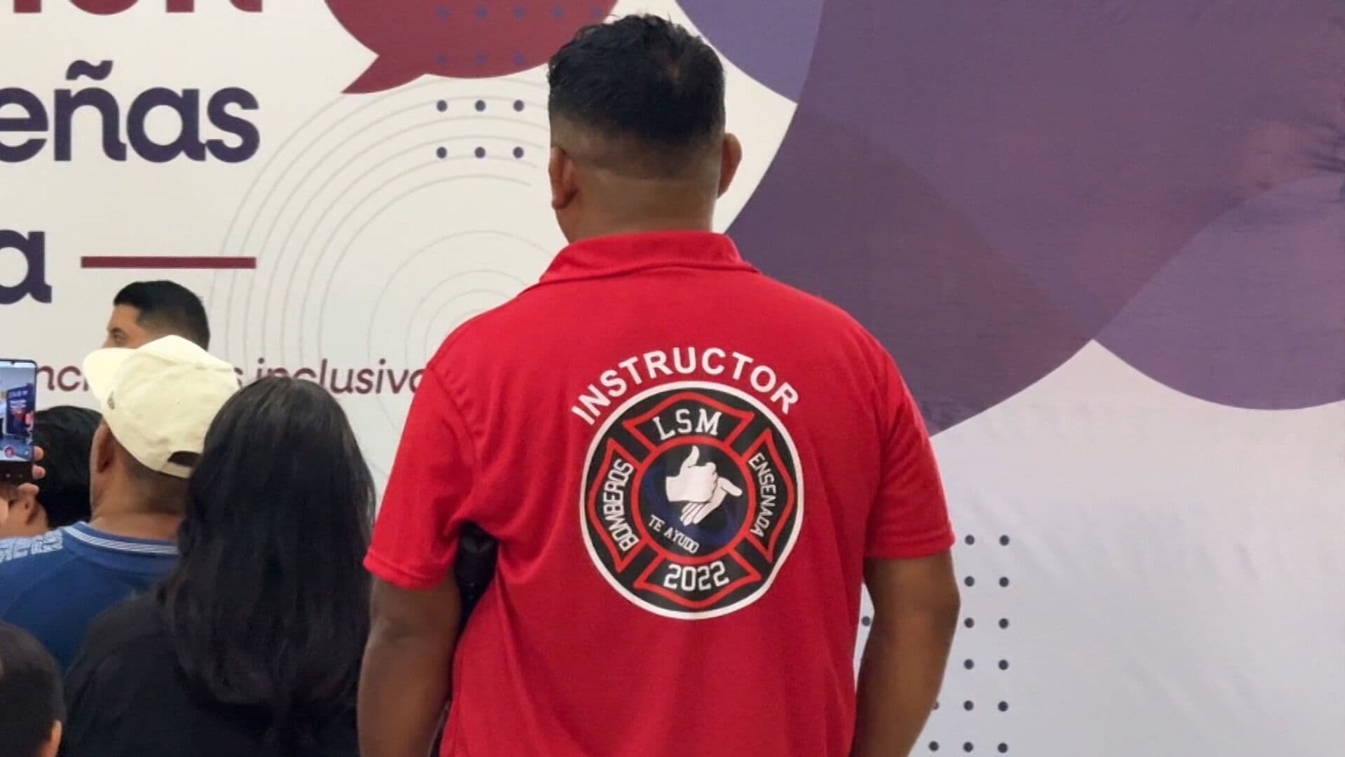 Bomberos de Ensenada Aprenden Lengua de Señas para Atender Emergencias