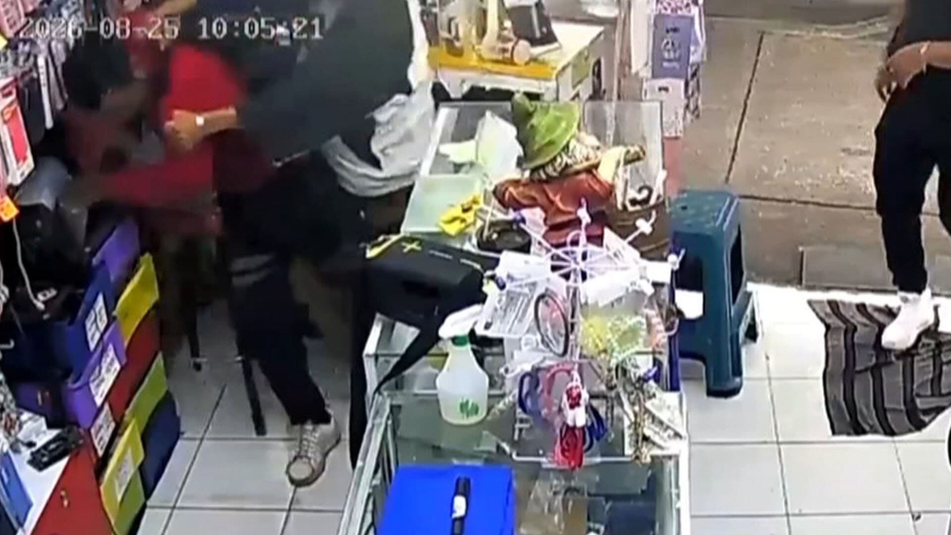 Video | Hombre Intenta Robar un Celular y Comerciantes lo Golpean en un Local de Tlalpan