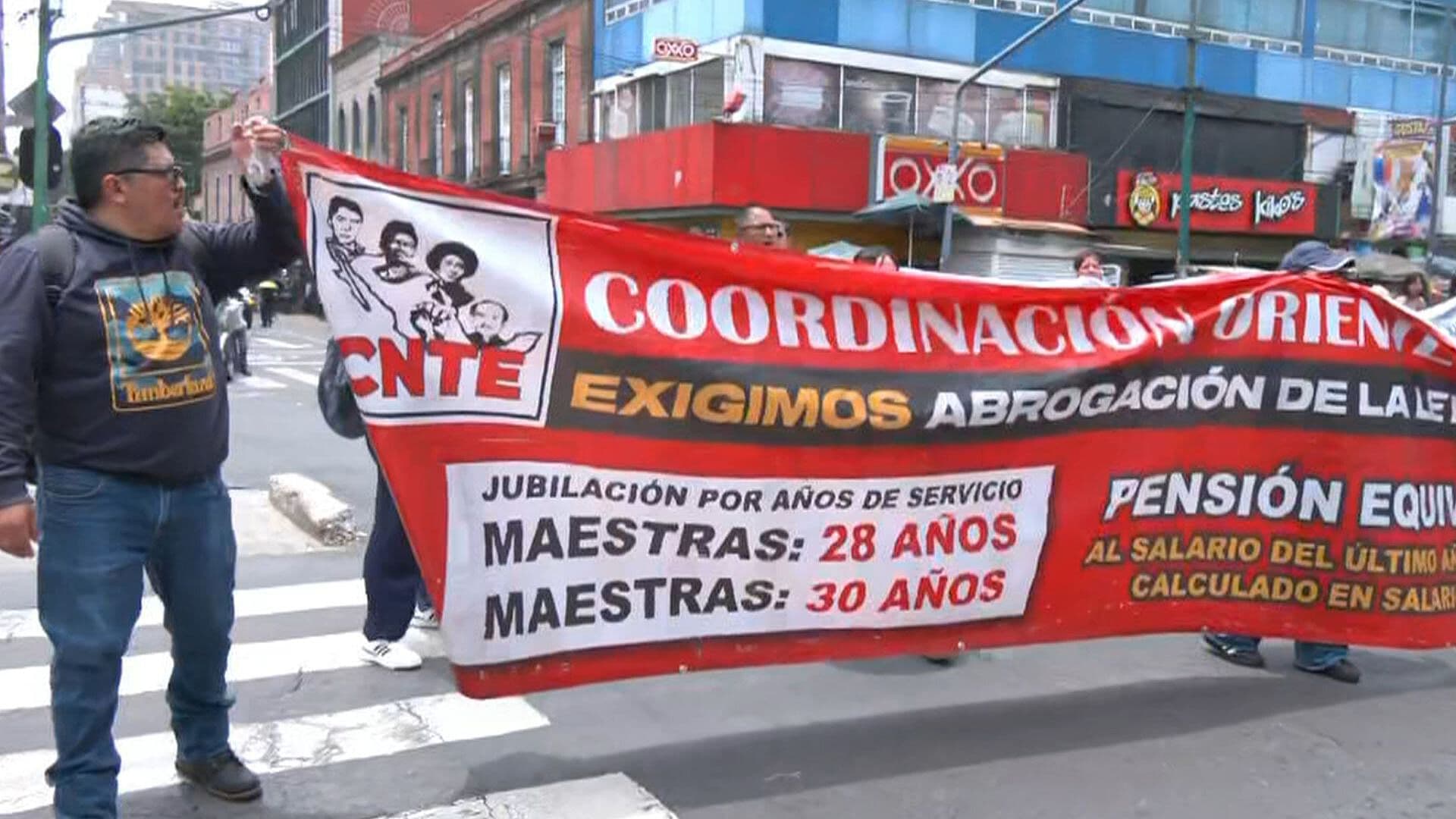Integrantes de la CNTE Protestan en el Centro Histórico: Hay Caos Vial