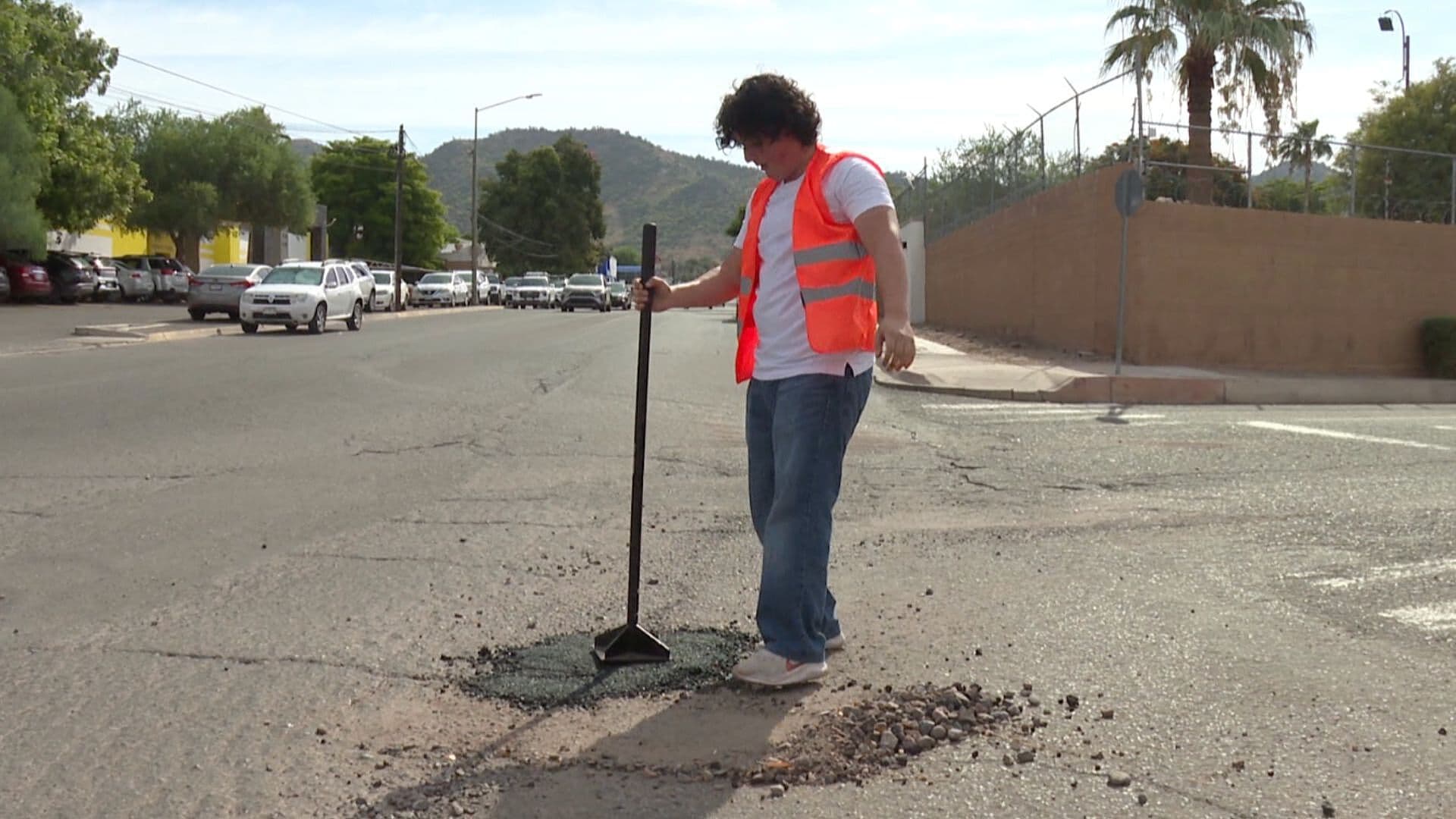 Denzel un Joven Estudiante que Tapa Baches en Hermosillo, Sonora