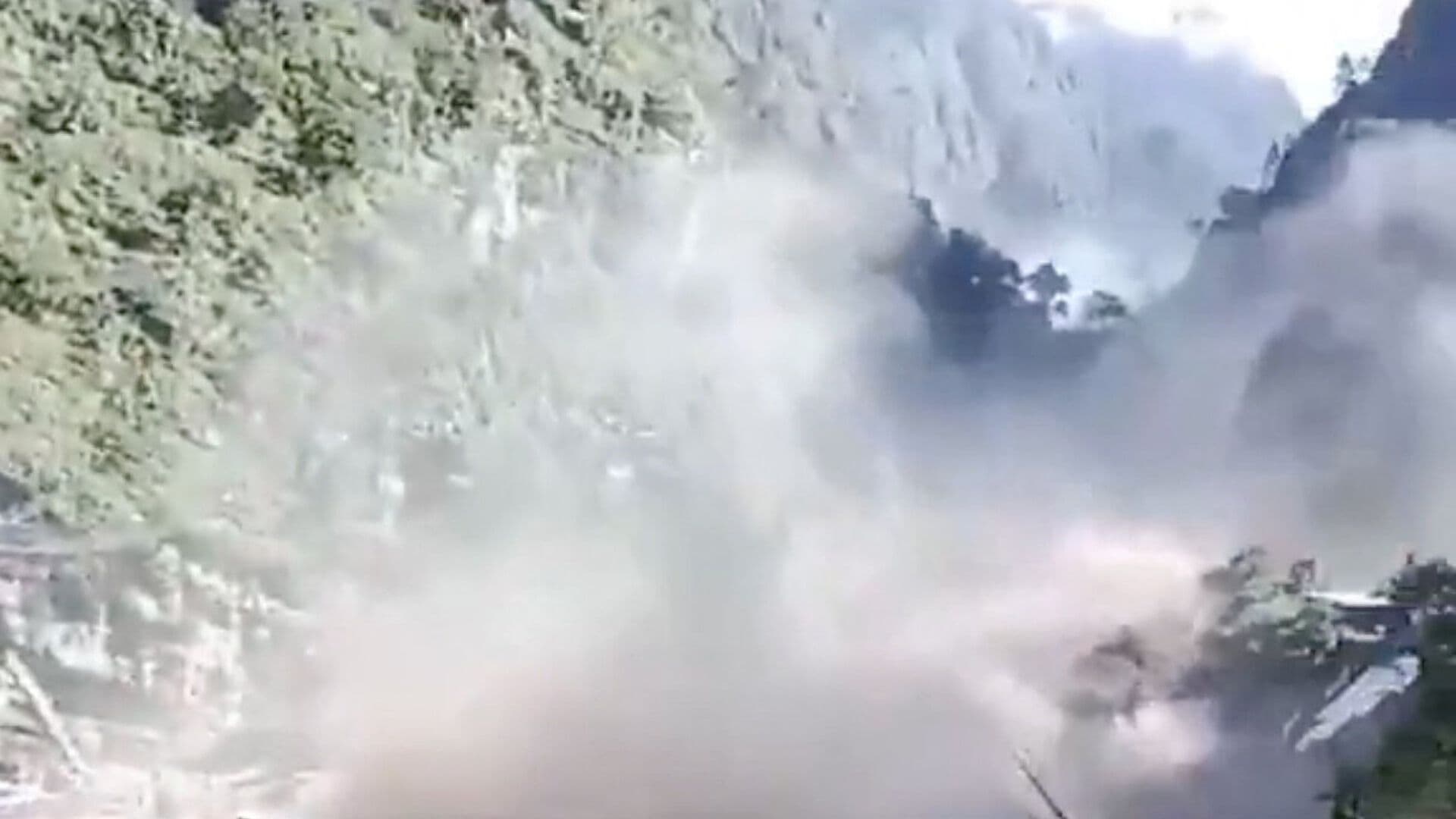 Riada en Nepal: Video del Momento Exacto en que se Desborda una Represa
