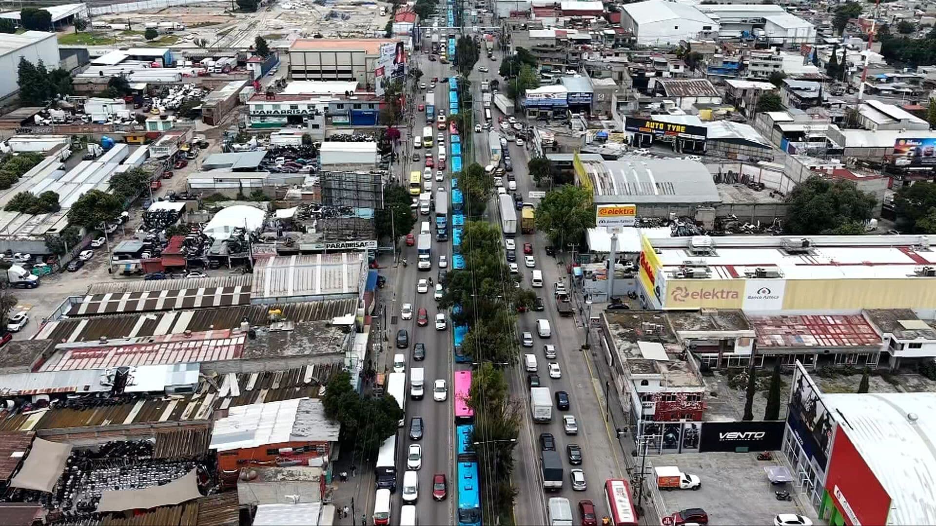 Desde el Aire: Comerciantes Bloquean la Vía López Portillo en Tultitlán