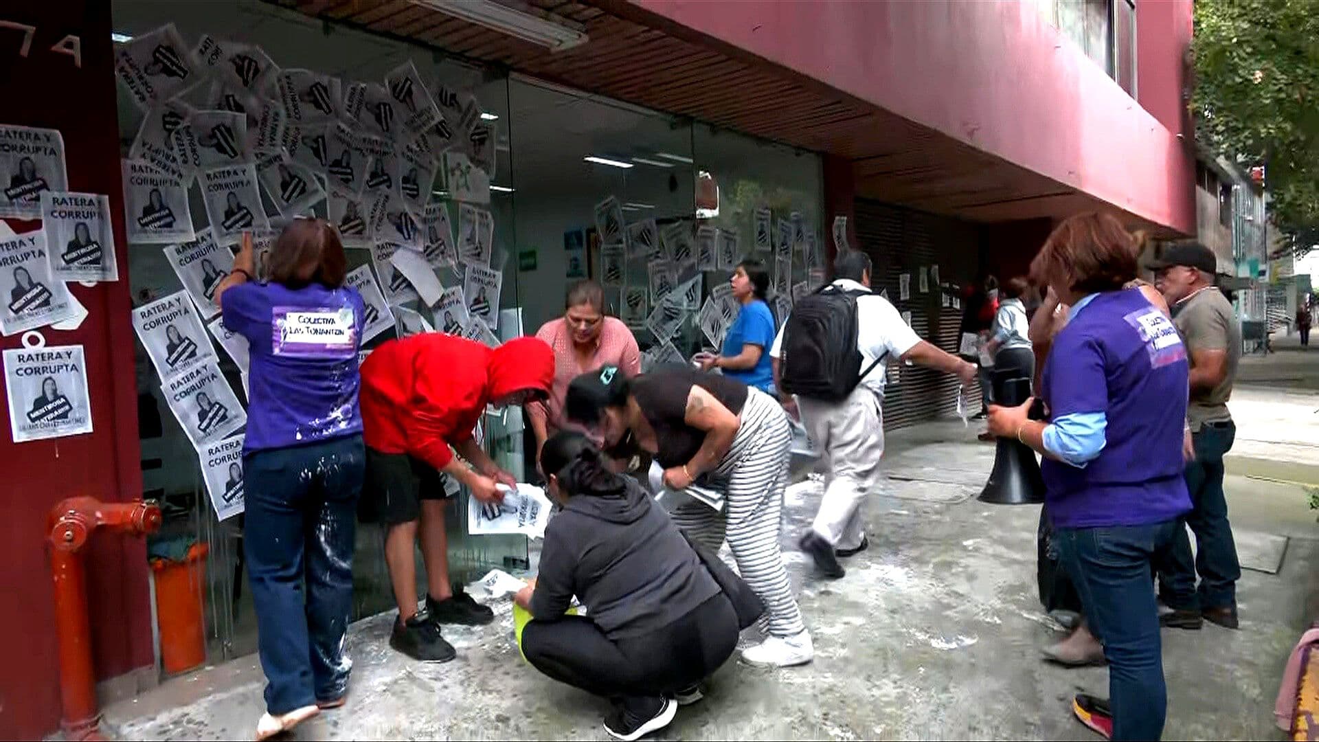 Integrantes de Colectiva Lanzan Huevos y Harina a Instalaciones del DIF en CDMX