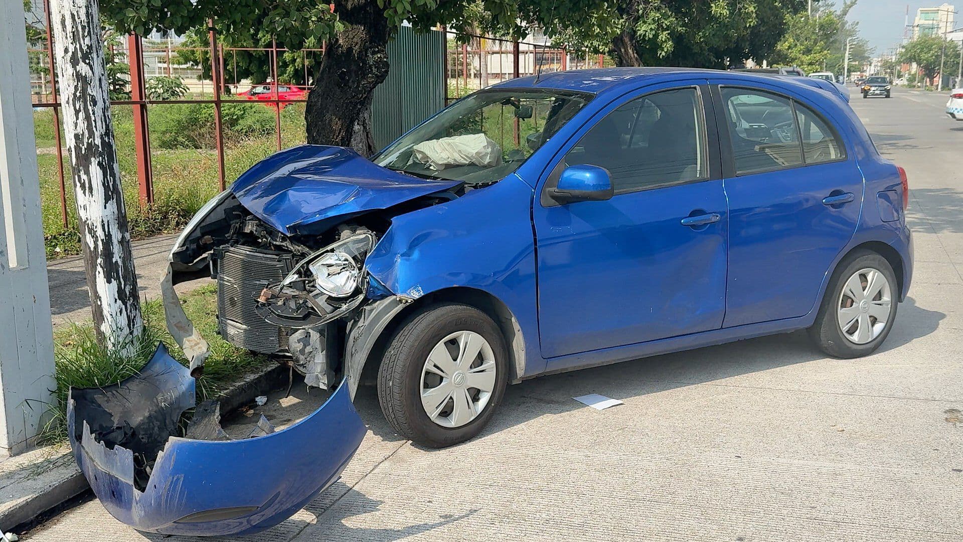 Reporteros Chocan con Camioneta y Termina Impactándose Contra Poste en Boca del Río