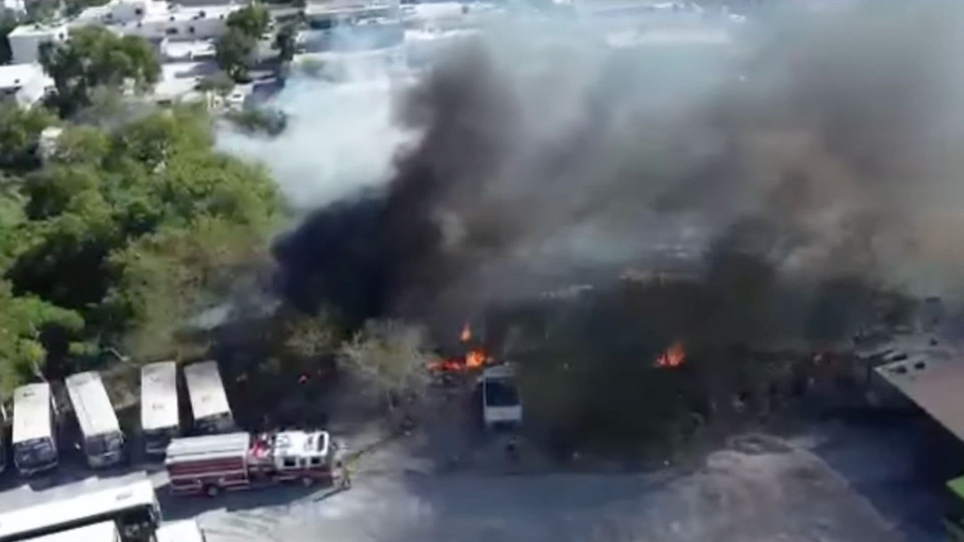 Moviliza Incendio en Terrenos Baldíos en Santa Catarina, NL