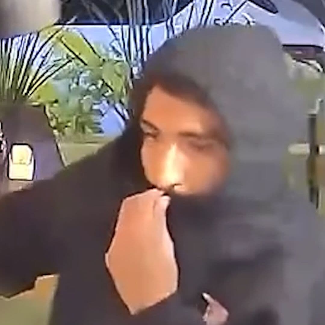 Hombre Armado Asalta a Clientes y Empleados en Cafetería