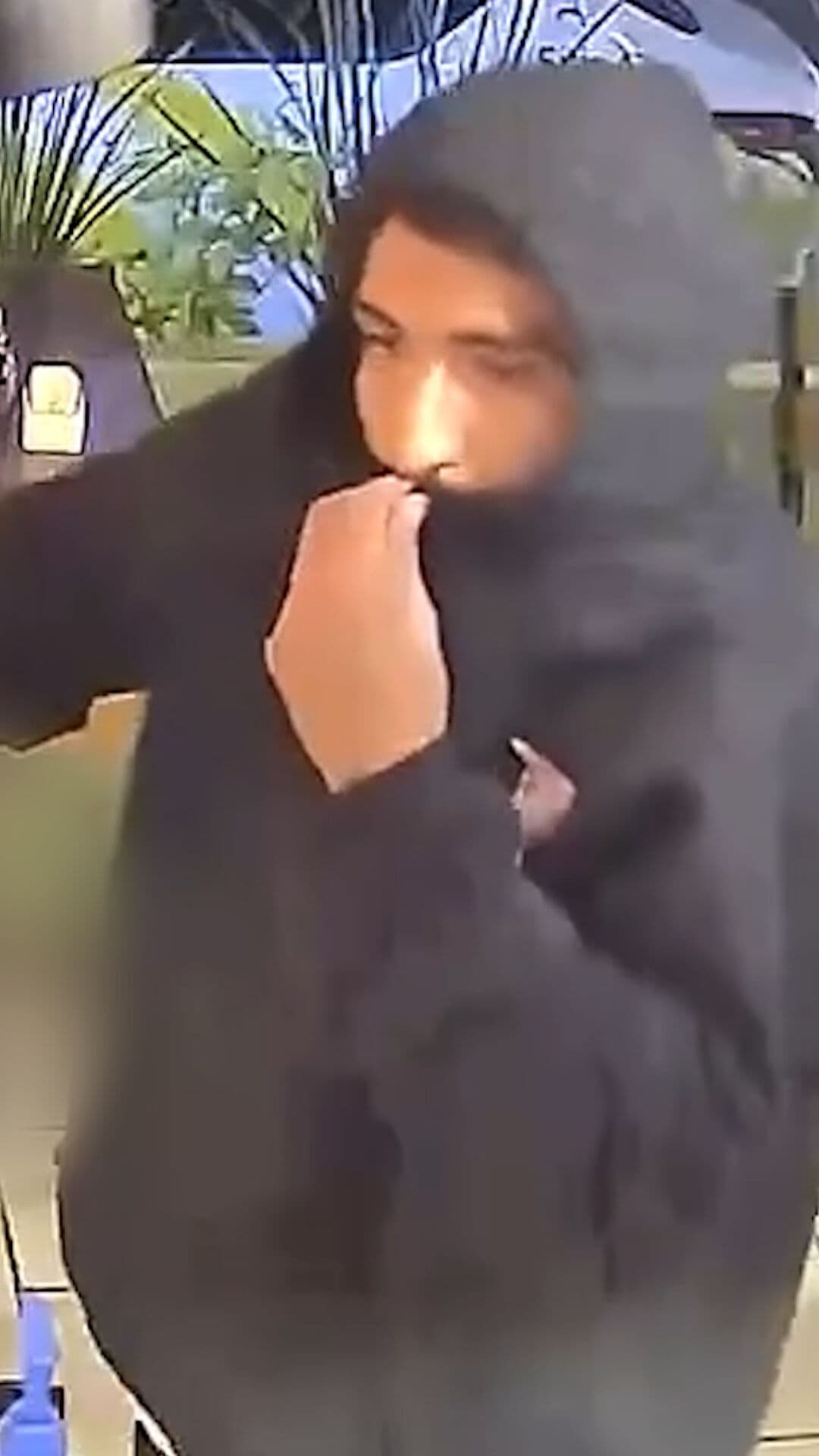 Hombre Armado Asalta a Clientes y Empleados en Cafetería