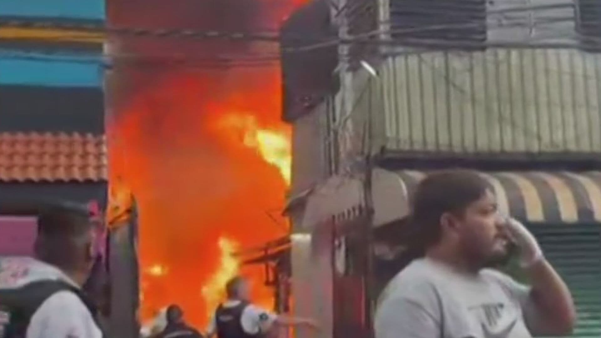 Incendio en Inmueble de Nezahualcóyotl Moviliza a Equipos de Emergencia en Edomex