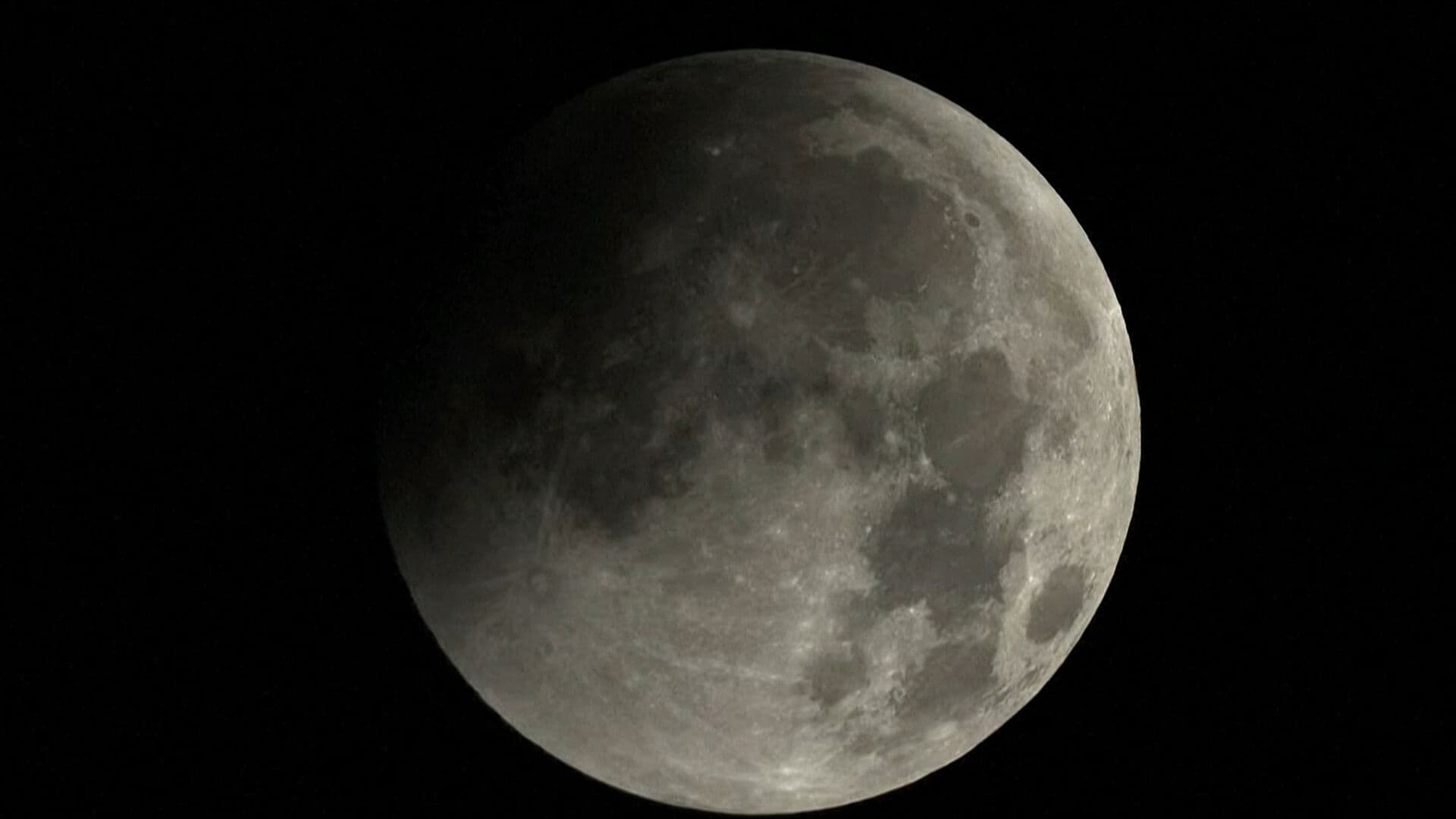 Comienza Fase Umbral de Eclipse Parcial Lunar 2026; Así Luce