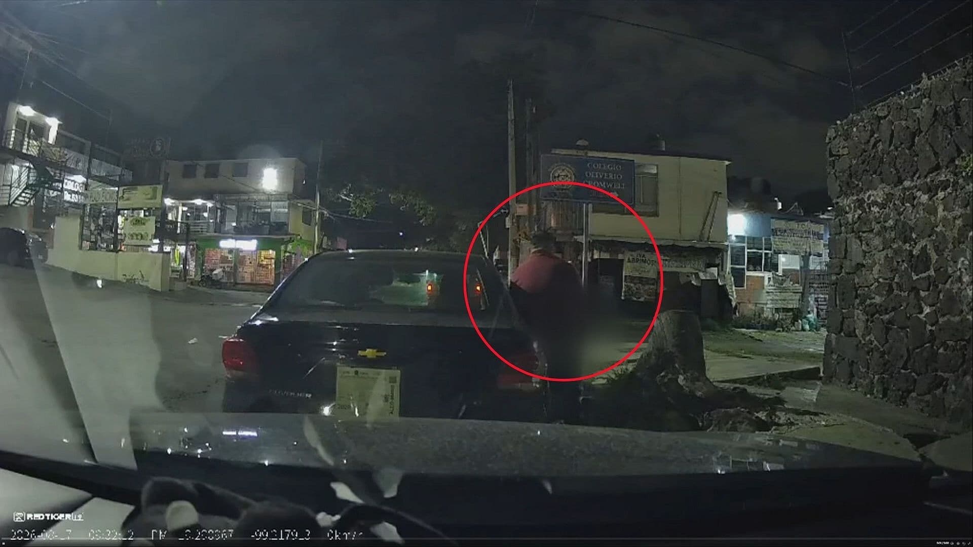 Captan Momento Exacto de ‘Cristalazo’ a Auto en Tlalpan, CDMX