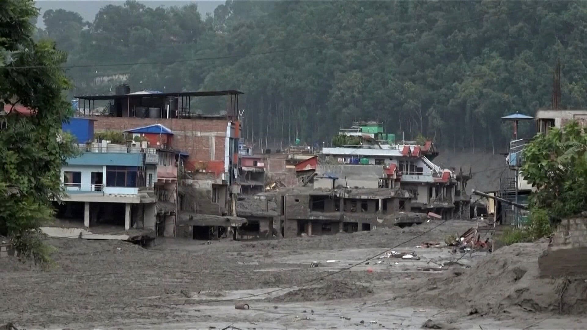 Autoridades Reportan al Menos 353 Personas Muertas por Avalancha en Nepal