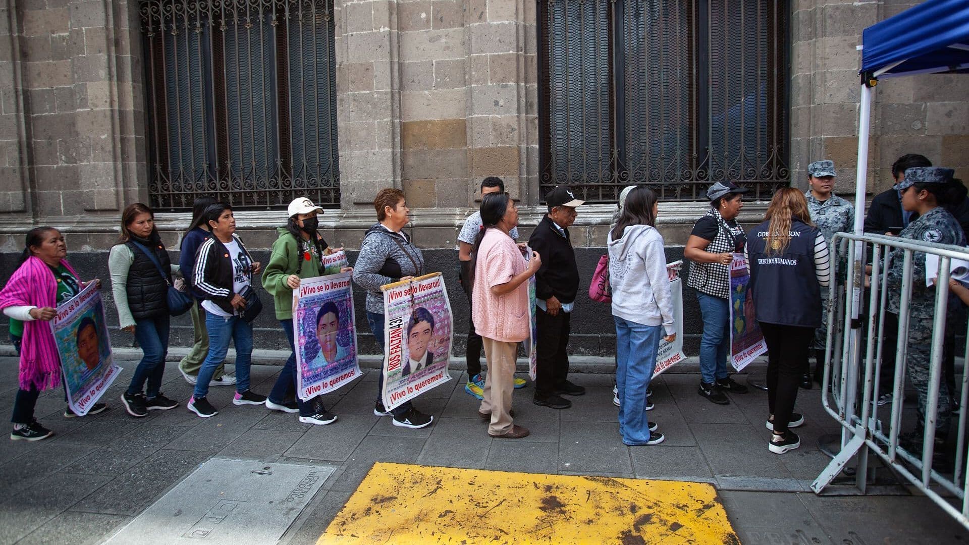 Claudia Sheinbaum Se Reúne con Padres de los 43 Normalistas de Ayotzinapa