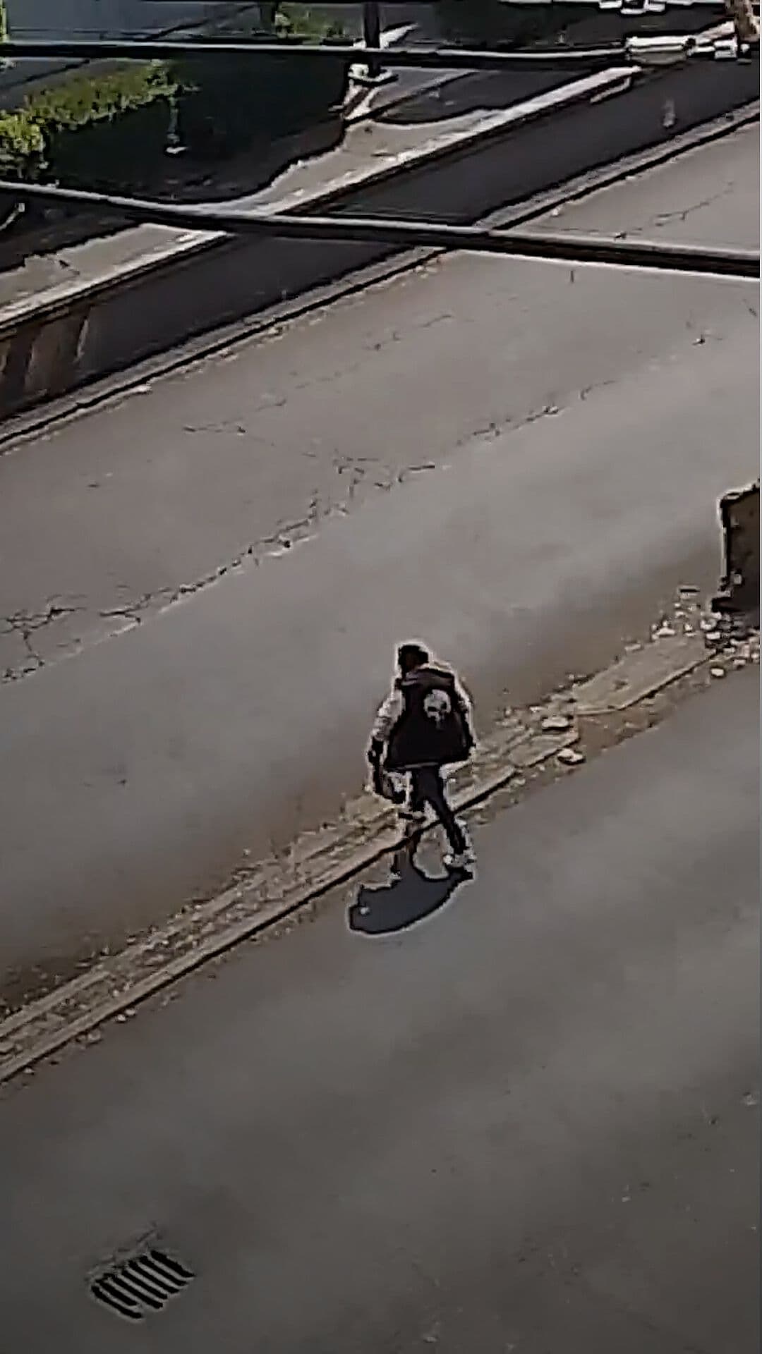 Hombre en Situación de Calle Lanza Piedras a Autos