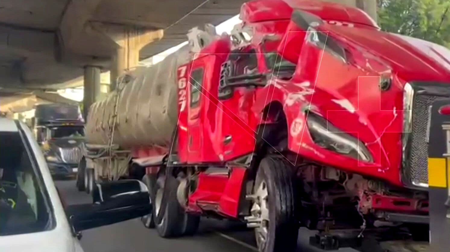 Retiran Pipa Volcada en Periférico Luego de Más de 3 Horas de Afectación Vial