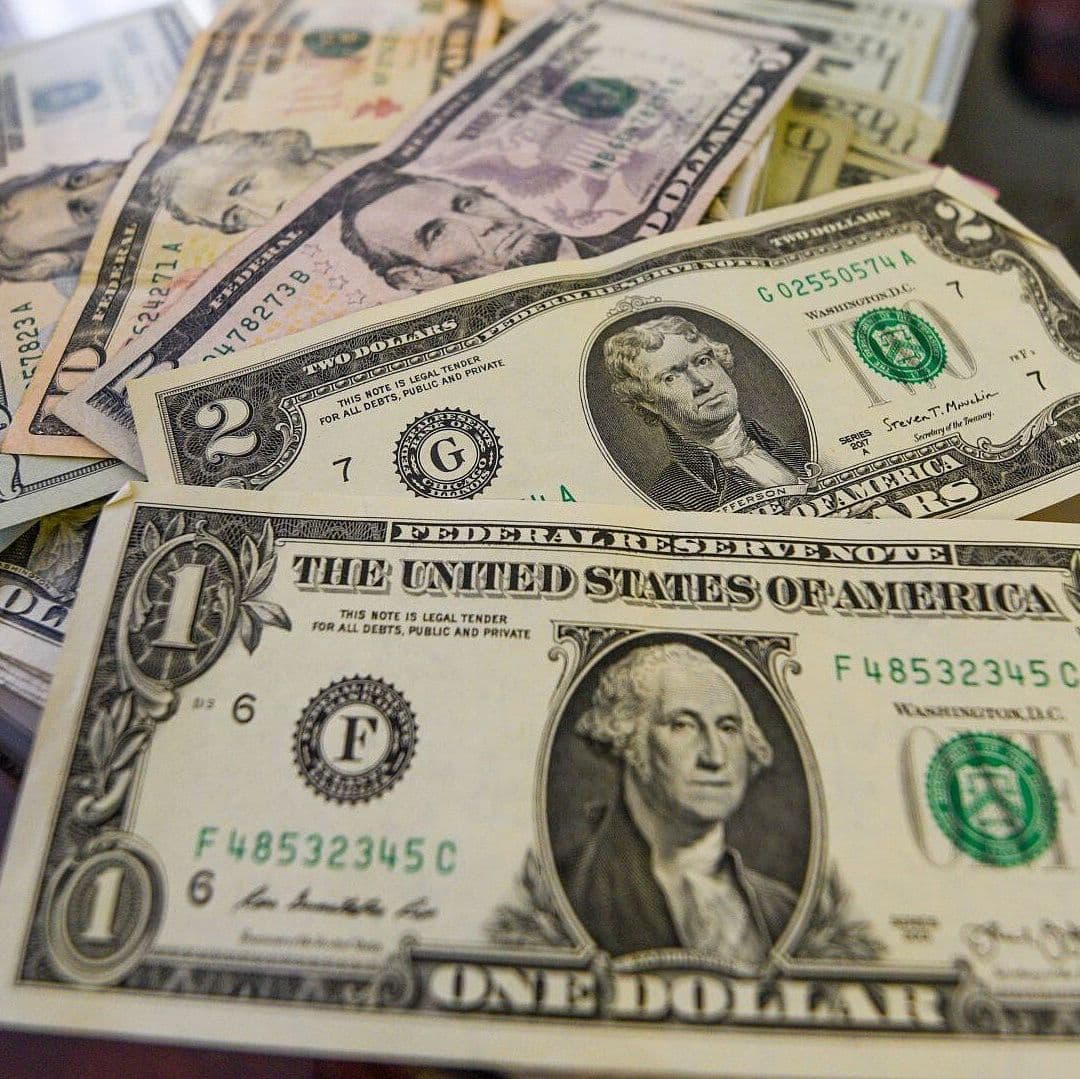 Dólar Mantiene Ligera Recuperación, pero Sigue en Menos de 17 Pesos en México