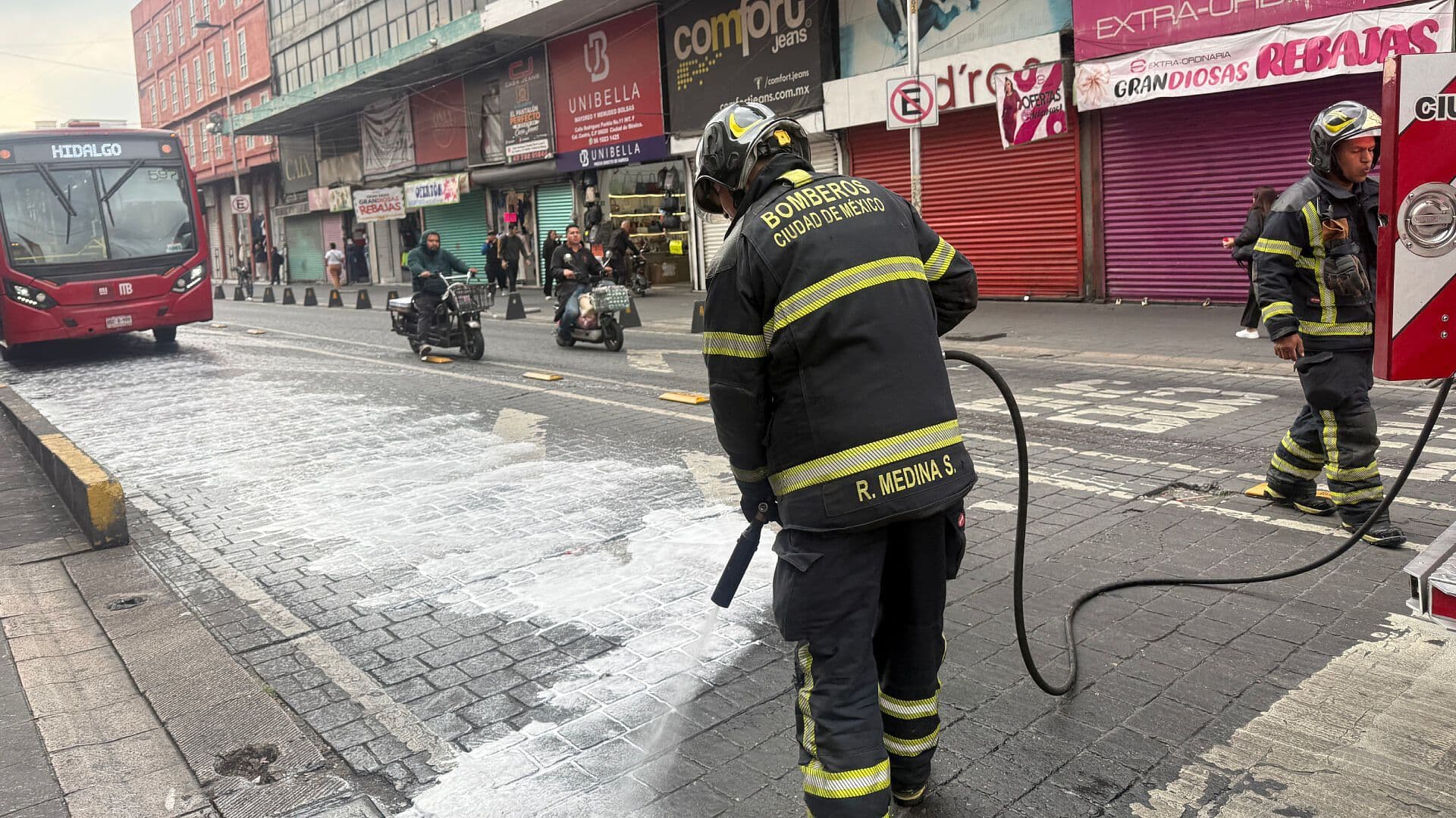 Motociclistas Derrapan en Carril Confinado del Metrobús en el Centro Histórico de CDMX