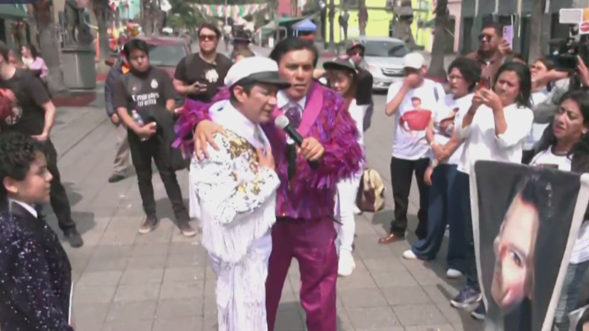 'Arriba Juárez': Imitadores de Juan Gabriel le Rinden Homenaje a 10 Años de su Muerte