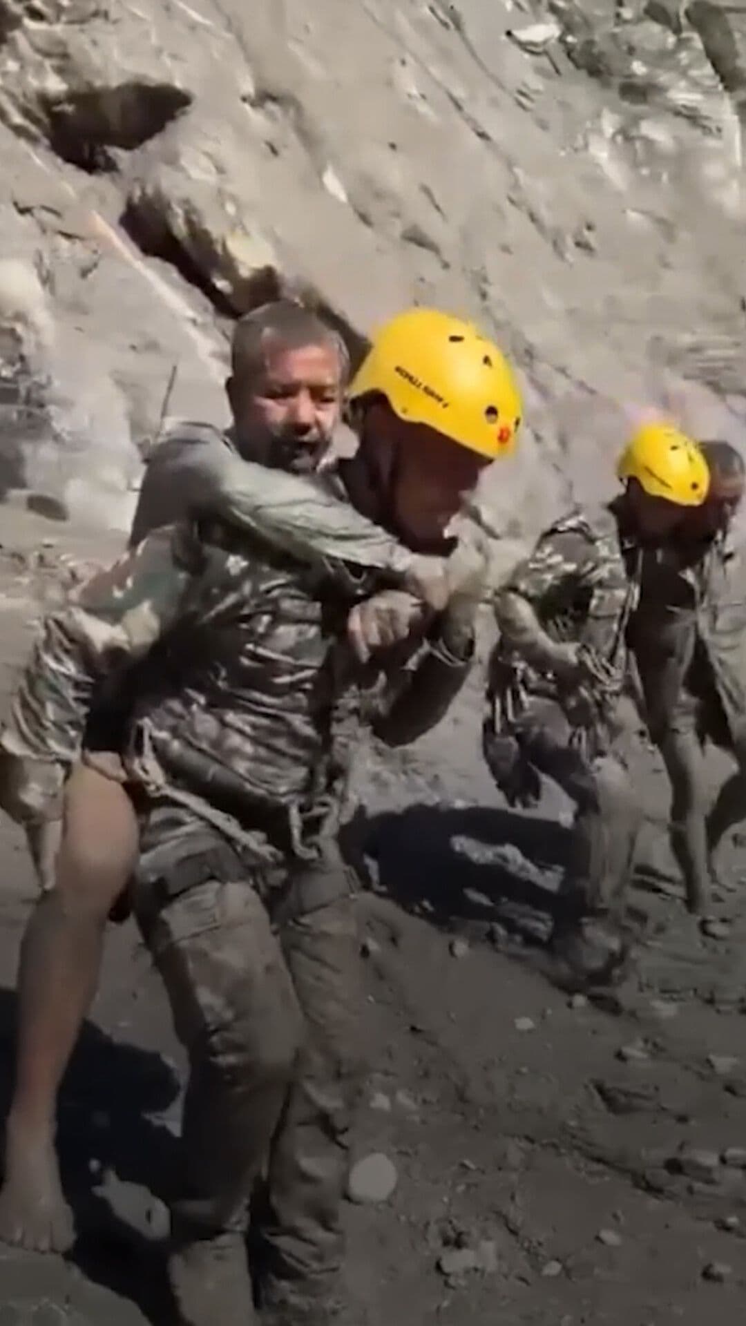 Así Rescataron a Dos Personas Atrapadas en Túnel Inundado en Nepal