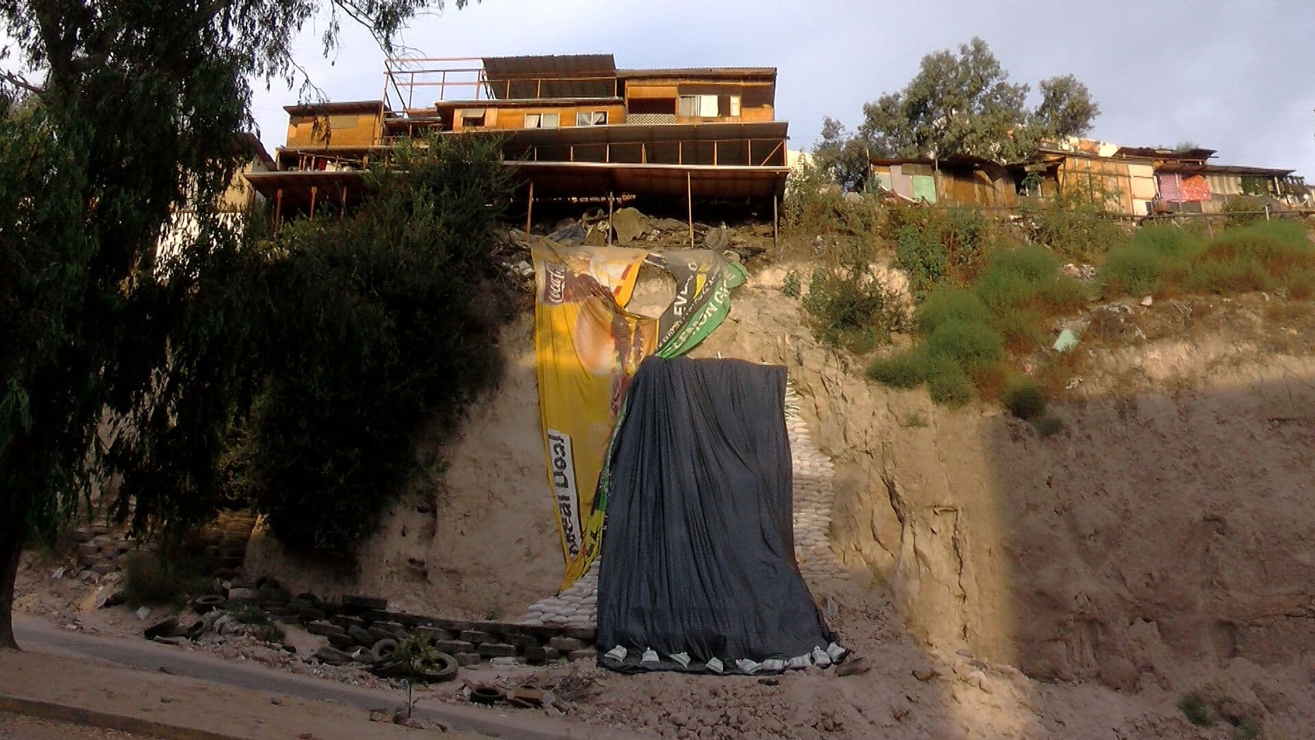 Desgajamiento de Ladera Avanza Cerca de Viviendas en Avenida Acueducto de Tijuana