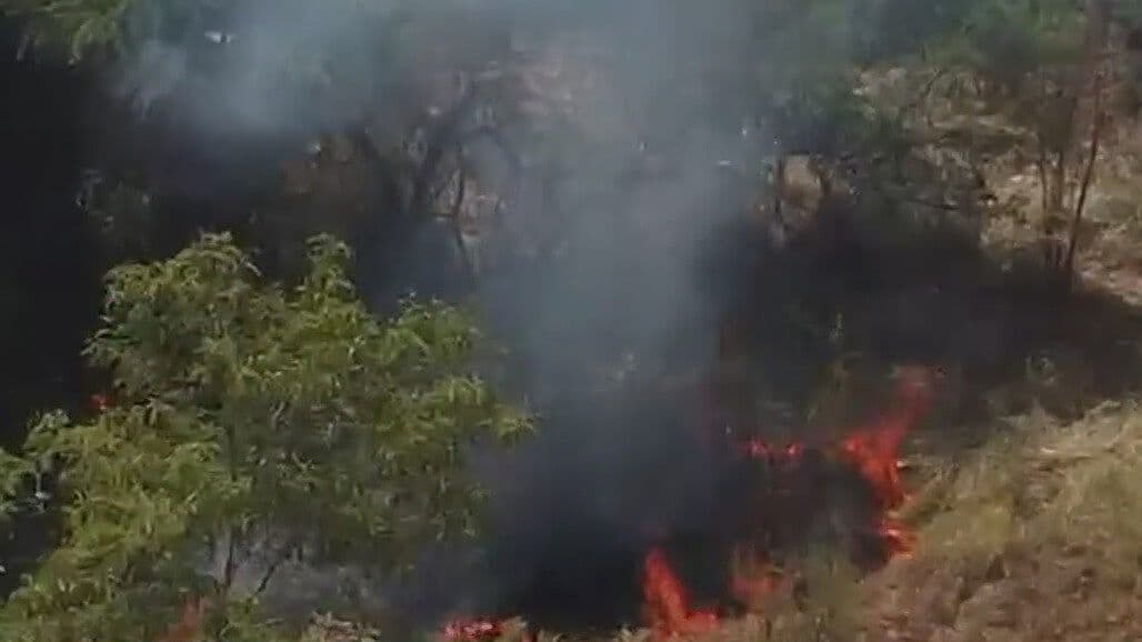 Provoca Incendio en Río Santa Catarina y luego Huye