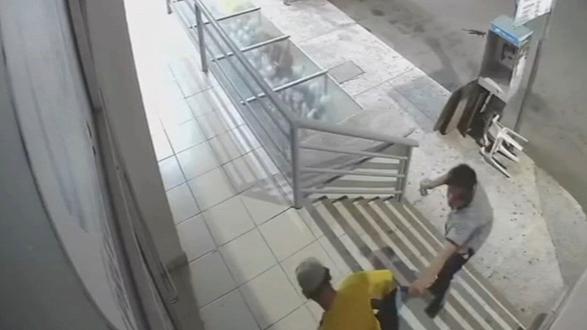 Captan en Video Agresión a Hombre en Silla de Ruedas Afuera de Consultorio en Sonora