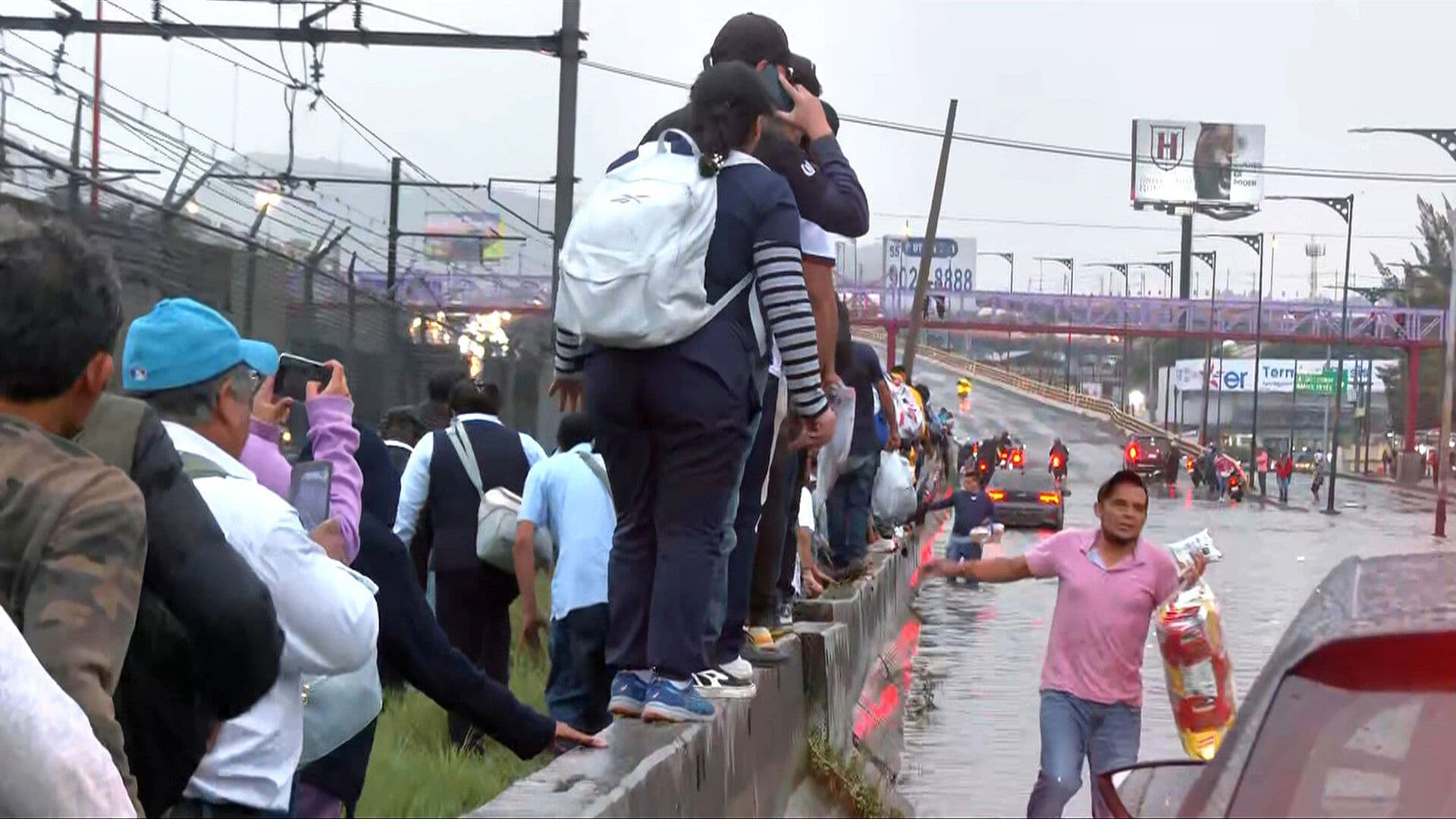 Lluvia al Oriente de CDMX Inunda la Calzada Ignacio Zaragoza: Se Paralizan Traslados