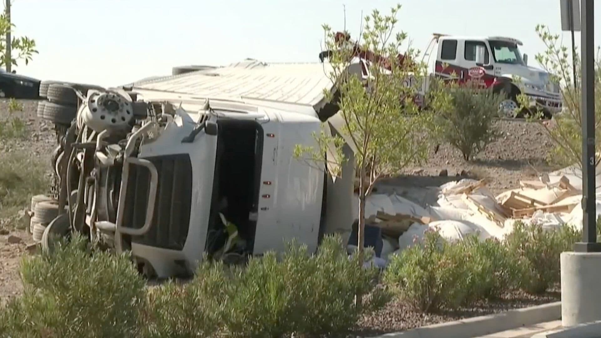 Vuelca Tráiler y Deja Dos Heridos en la Zona de Transmountain en El Paso, Texas