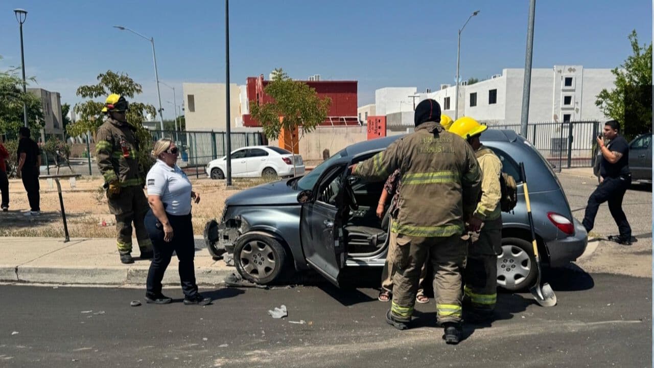Automovilista Evita Chocar Contra Camión y Termina Contra Señalamiento