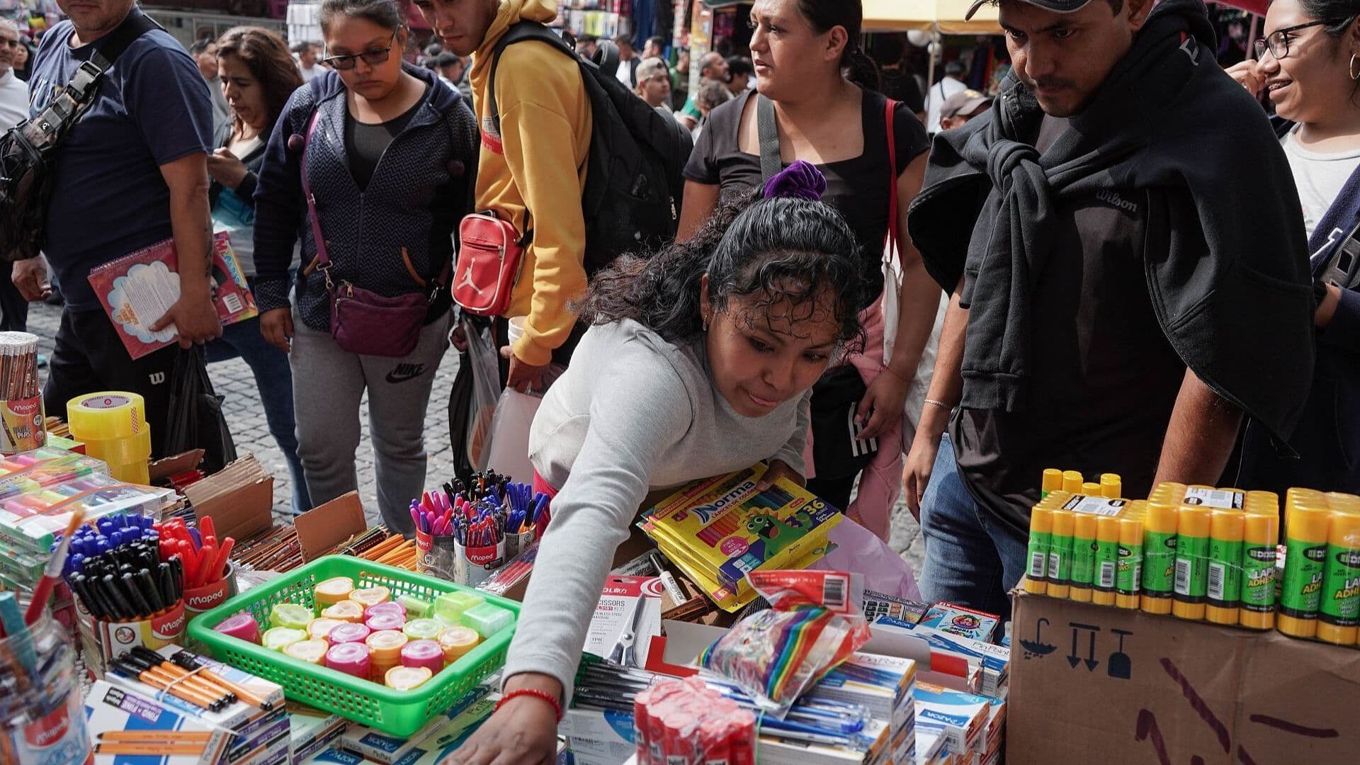 Padres de Familia Realizan Últimas Compras ante el Regreso a Clases