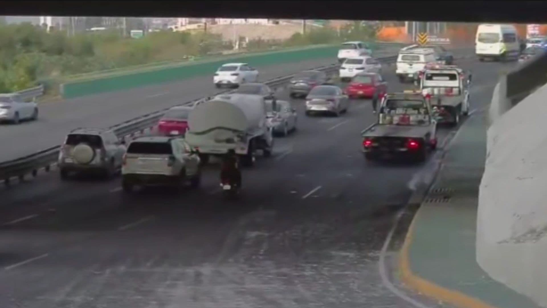 Camión Tira Cargamento de Refrescos y Provoca Cierre de Carril en Monterrey