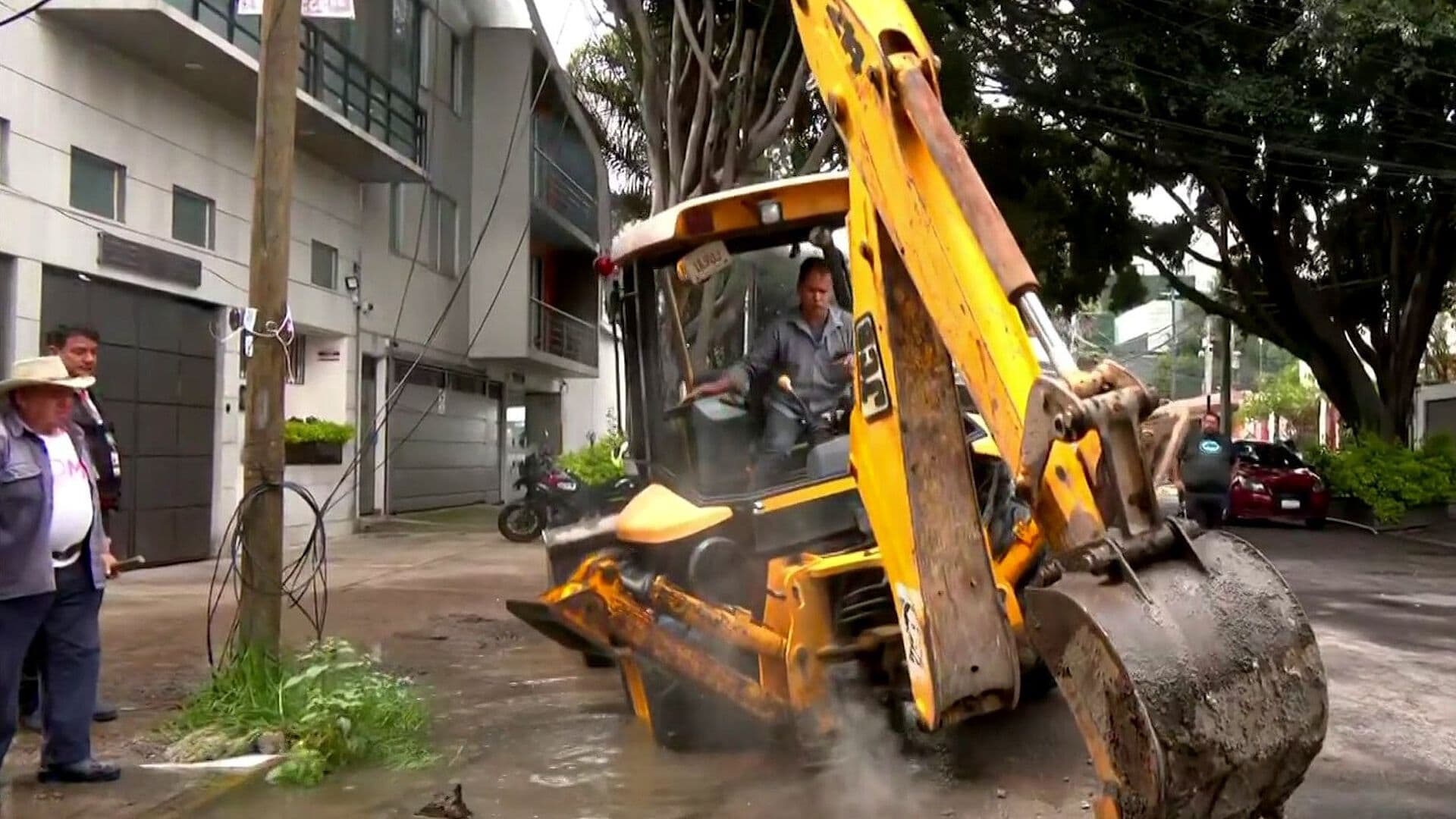 Excavadora Cae en Socavón Durante Reparación de Fuga de Agua en Portales, CDMX