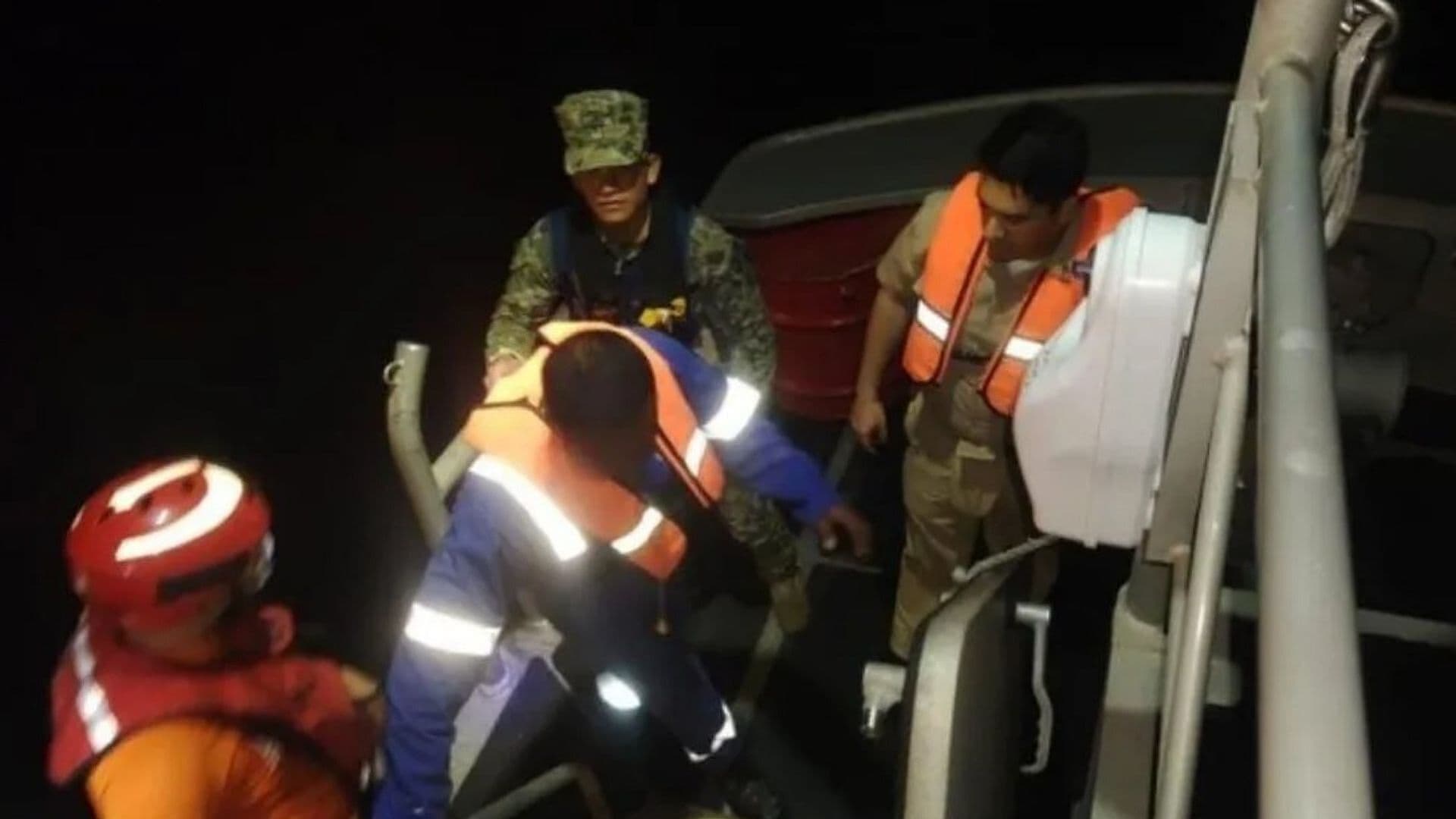 Marina Rescata a Dos Hombres que Flotaban Cerca de Isla Mujeres, Quintana Roo