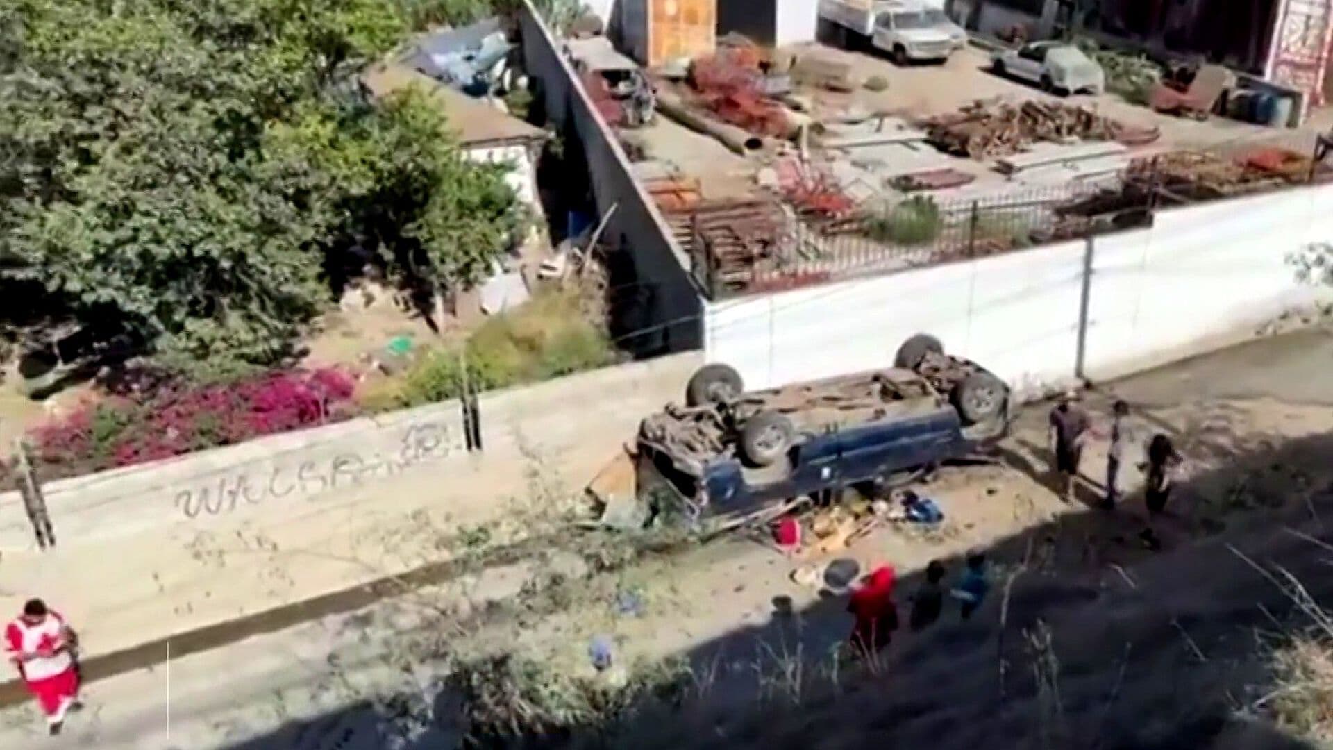 Camioneta se Va al Vacío con Adolescente a Bordo en Tijuana, Baja California